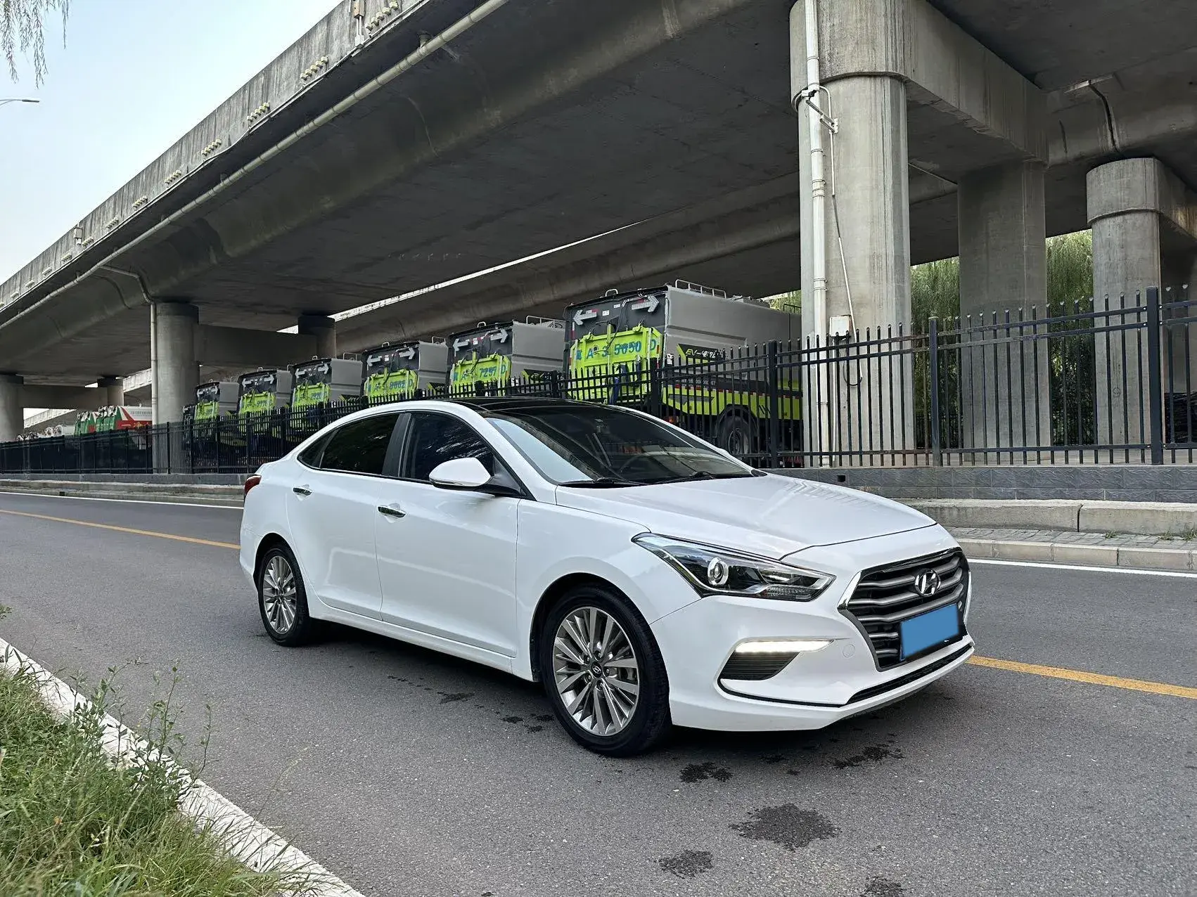 2017 HYUNDAI MISTRA thumbnail 3
