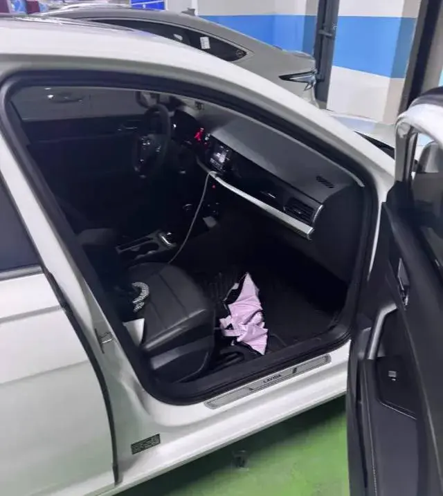 2018 VOLKSWAGEN LAVIDA thumbnail 3