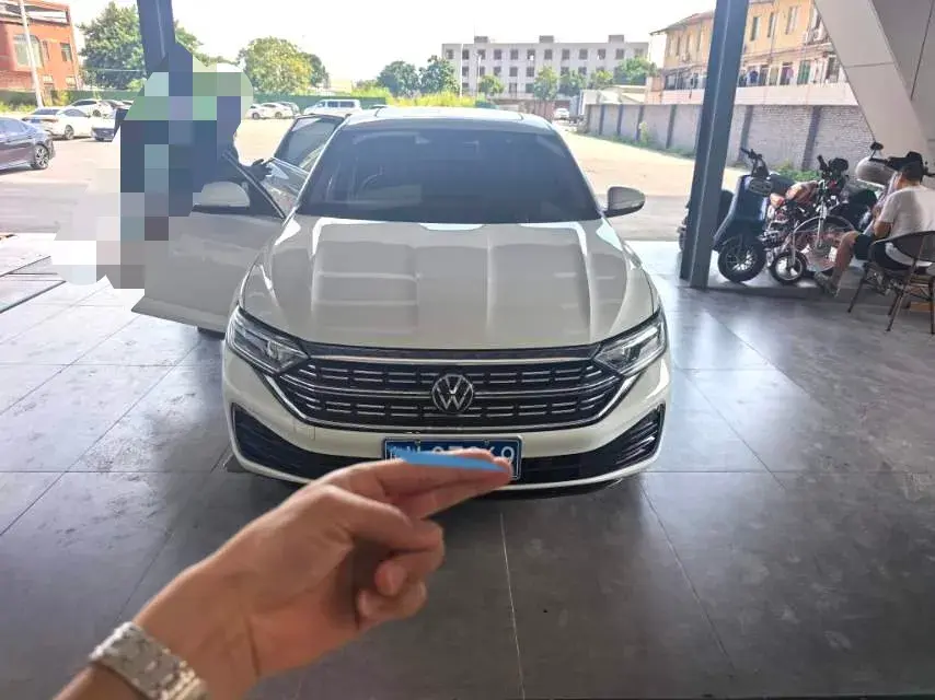 2025 VOLKSWAGEN SAGITAR thumbnail 2