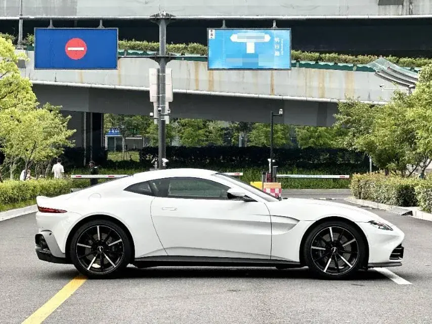 2023 ASTON MARTIN thumbnail 4