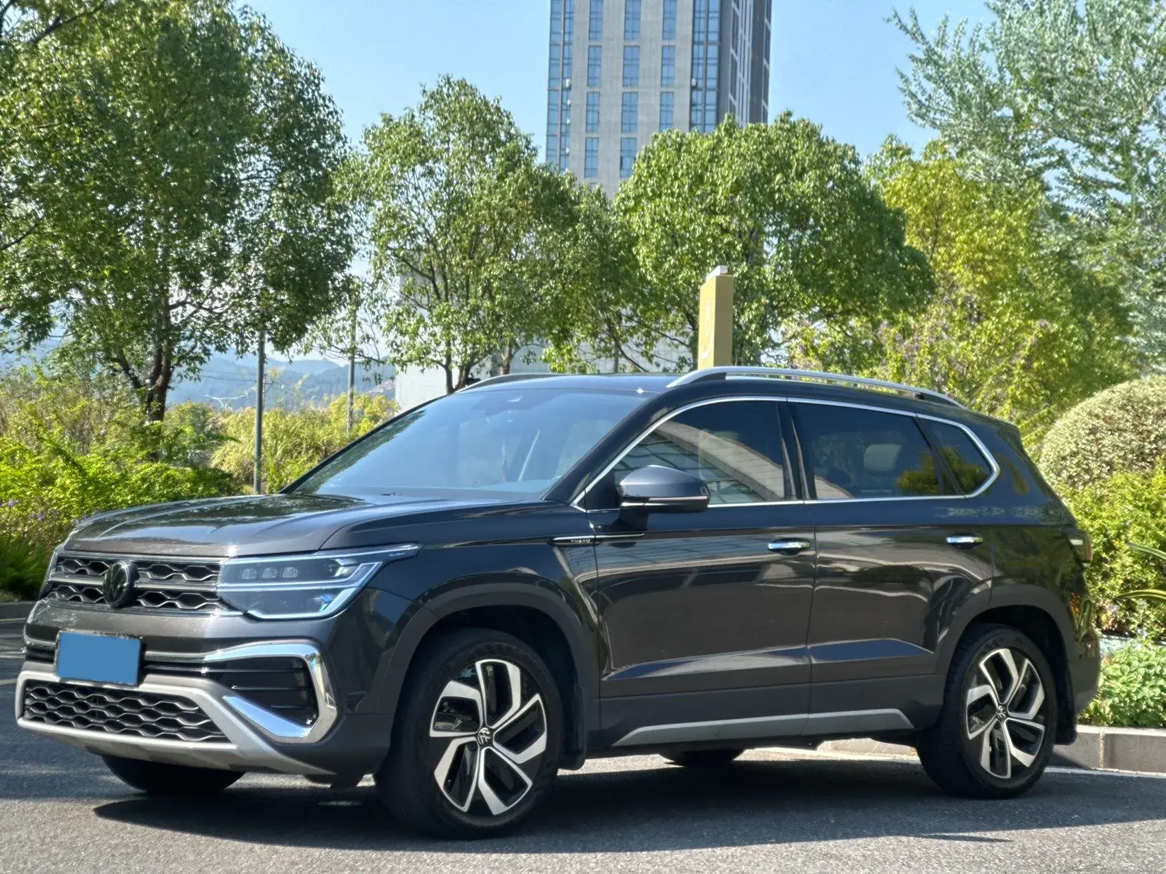 2024 VOLKSWAGEN THARU view 1