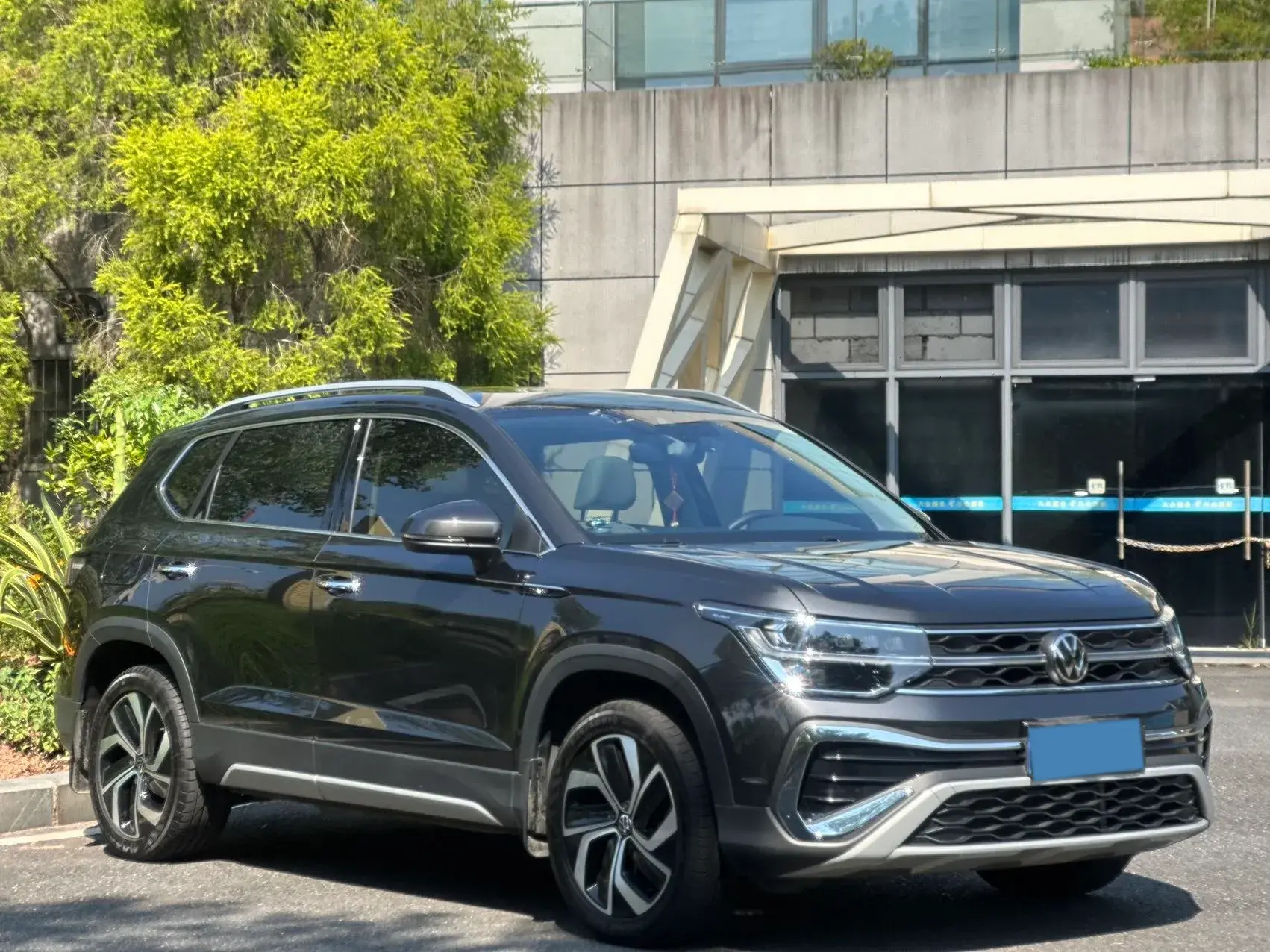 2024 VOLKSWAGEN THARU thumbnail 3