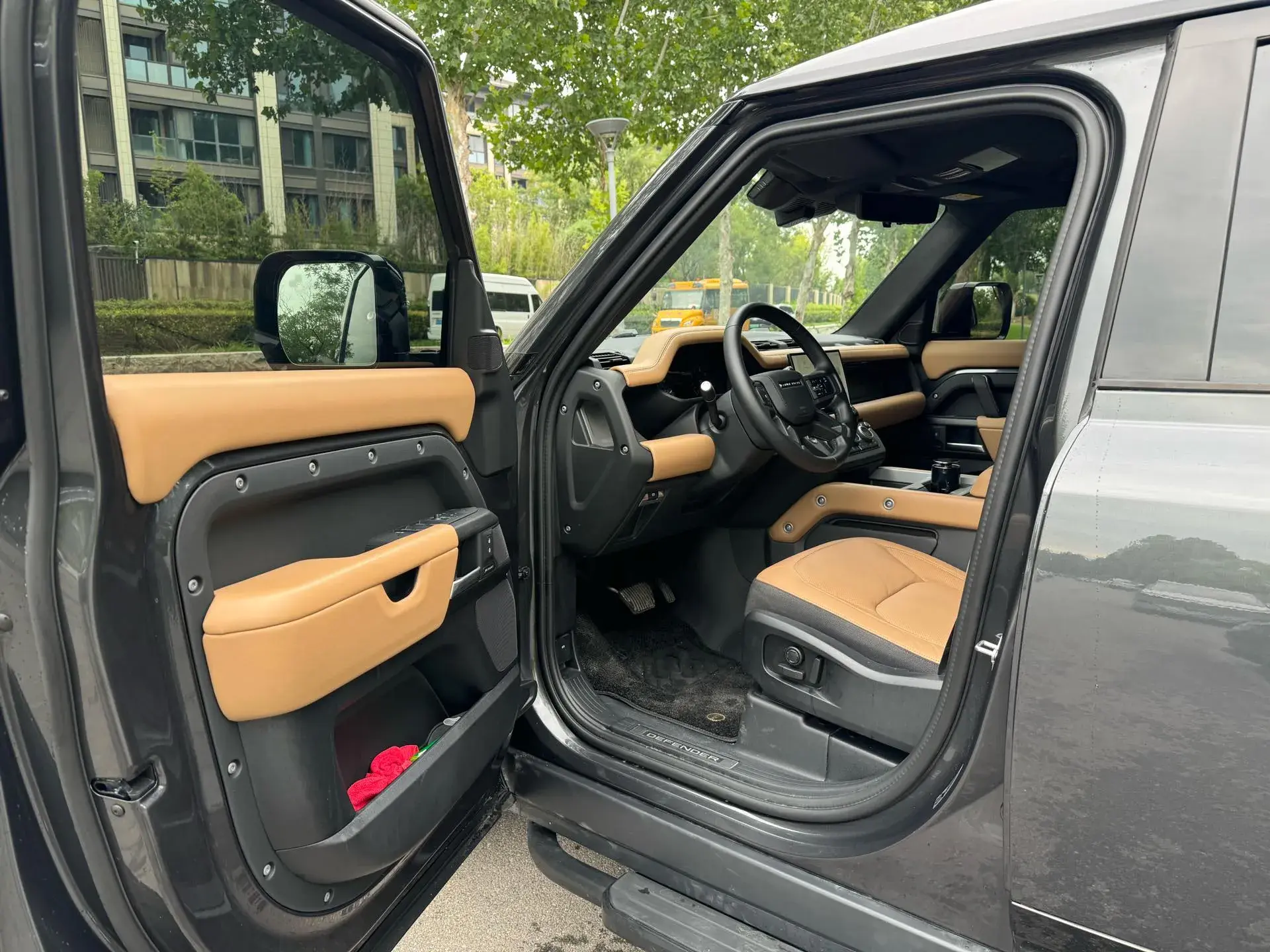 2025 LAND ROVER thumbnail 4