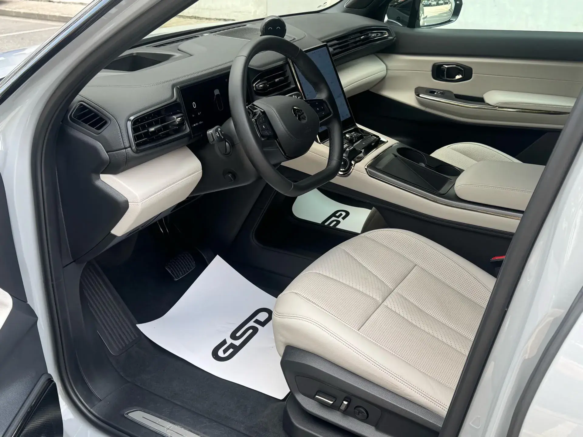 2020 NIO ES8 thumbnail 4