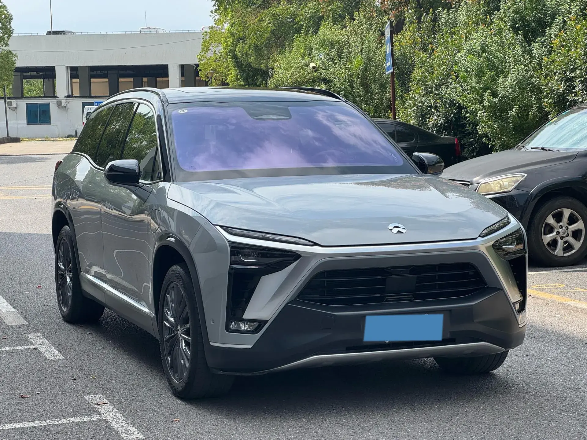 2020 NIO ES8 thumbnail 3