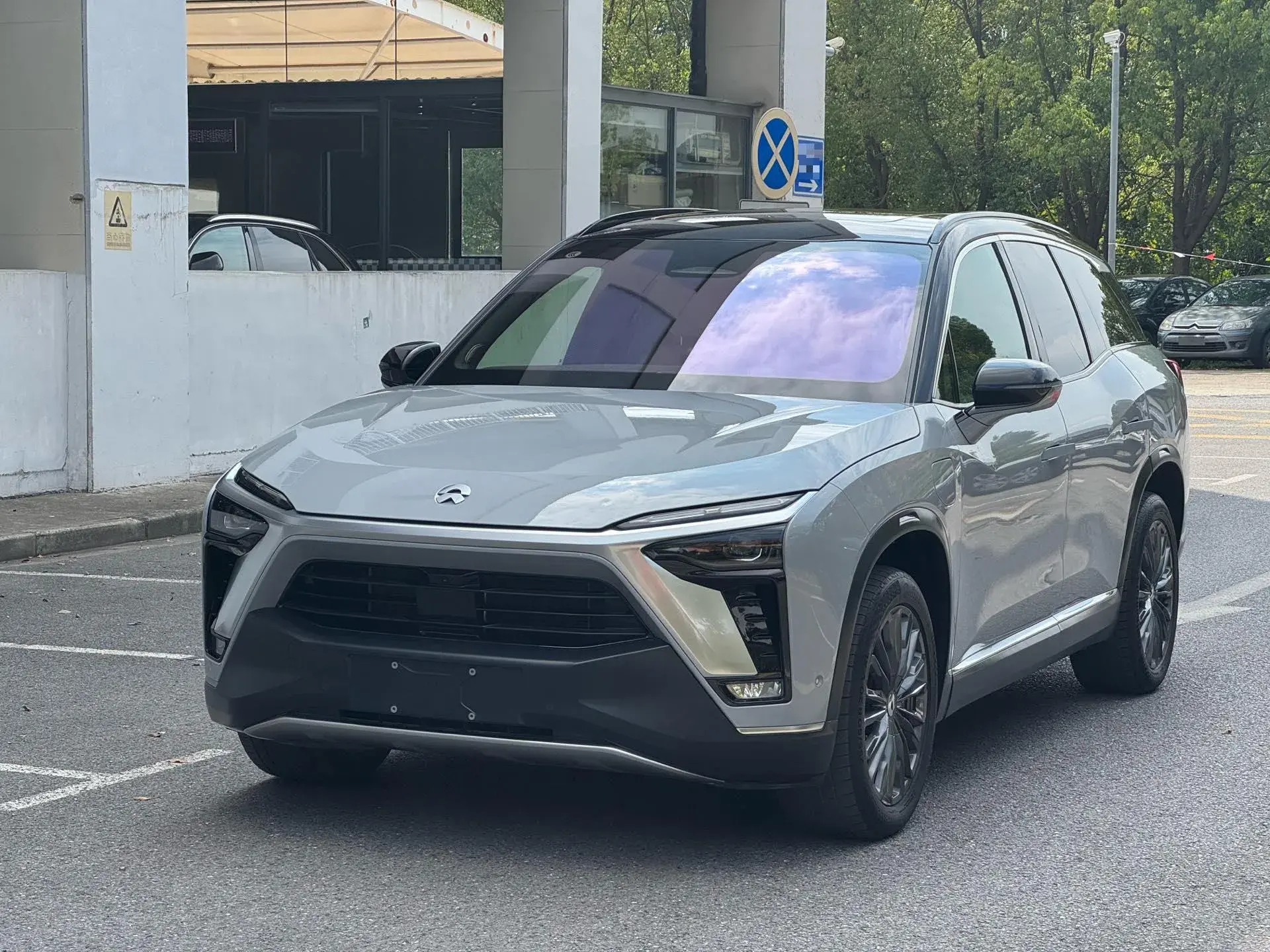 2020 NIO ES8 view 1