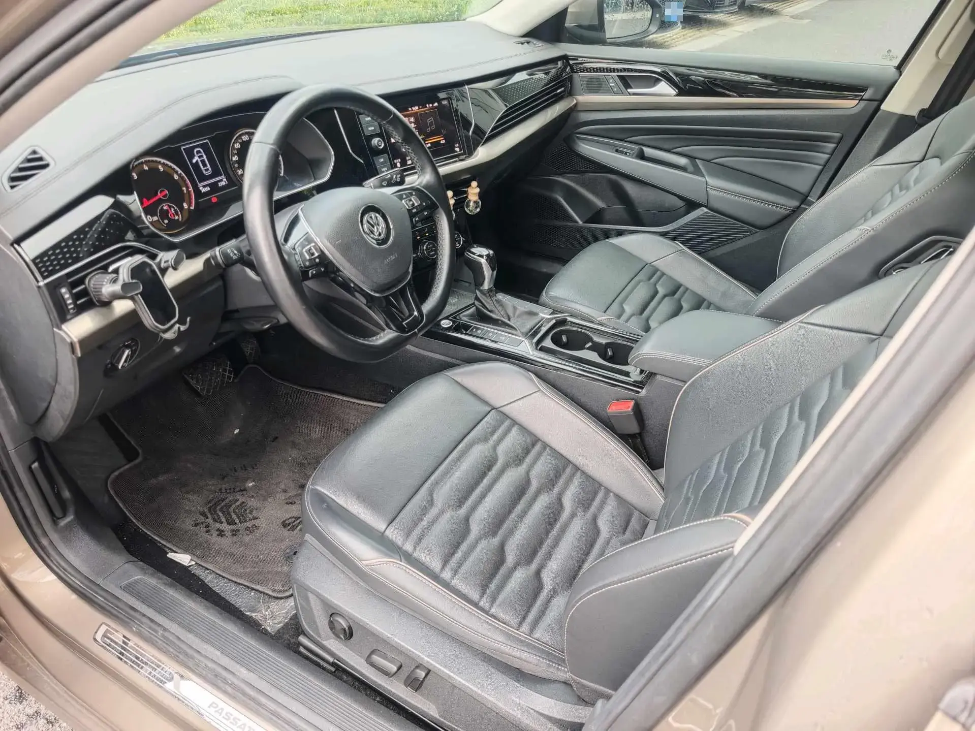 2019 VOLKSWAGEN PASSAT thumbnail 4