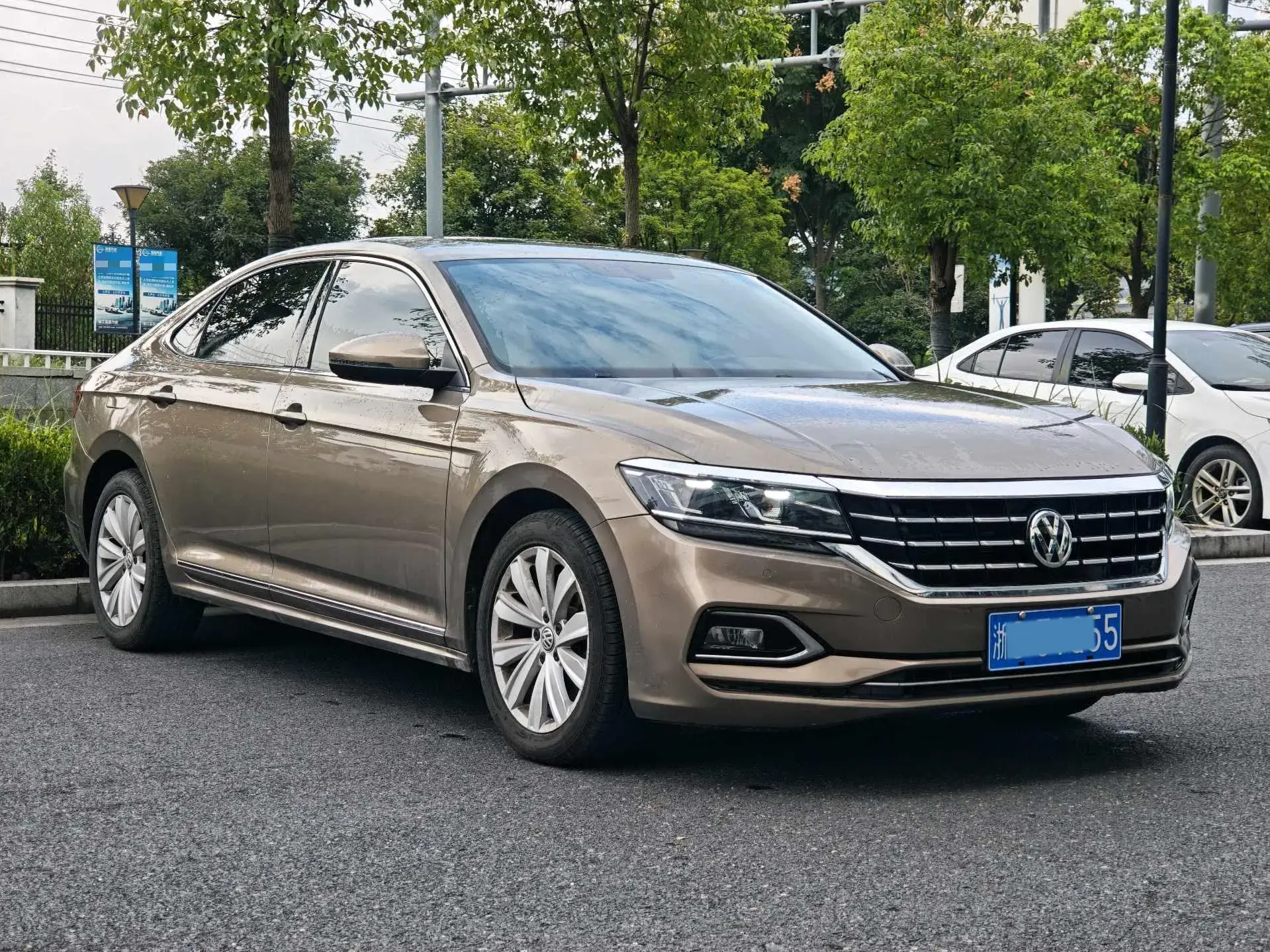 2019 VOLKSWAGEN PASSAT thumbnail 3