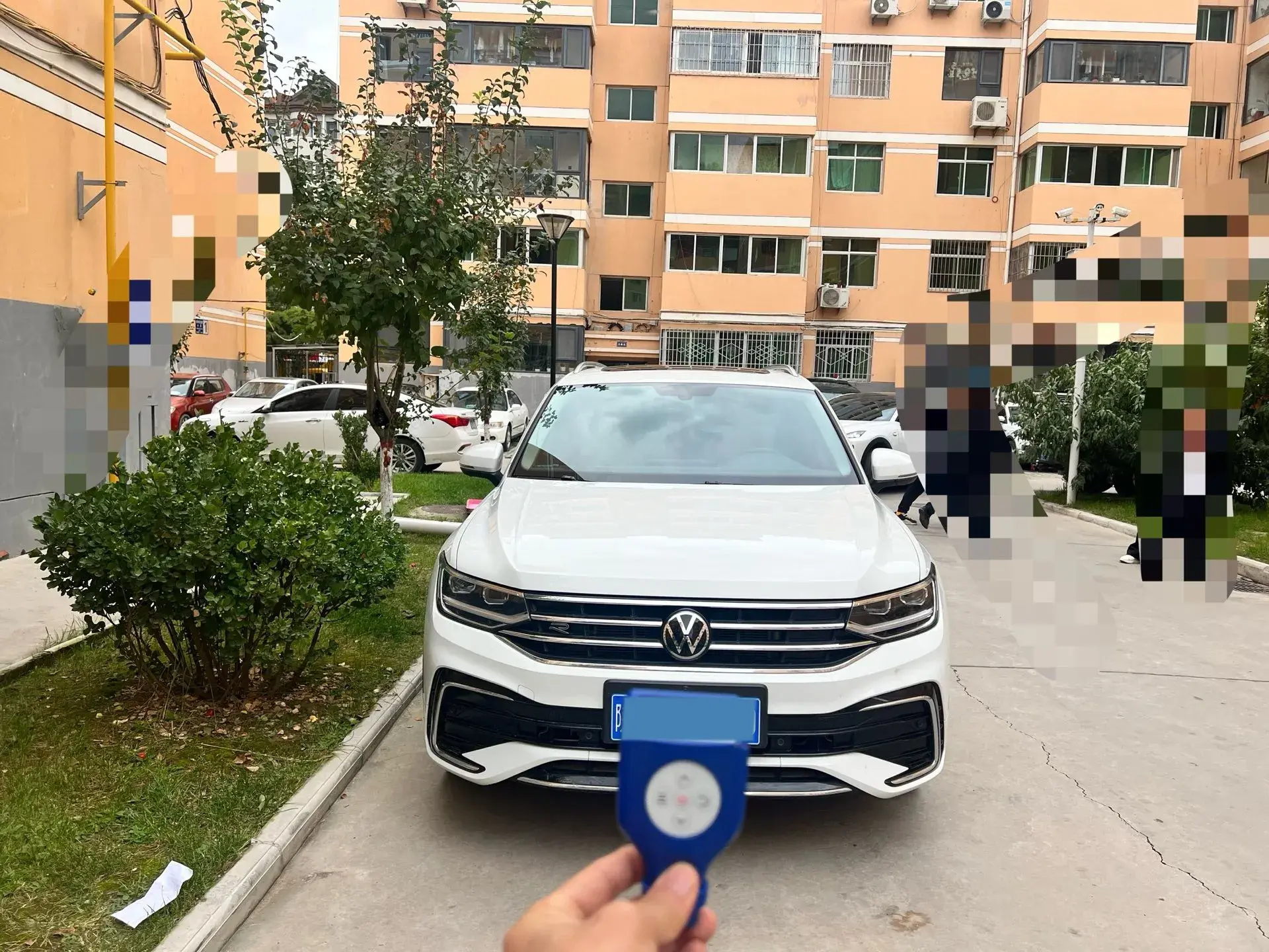 2024 VOLKSWAGEN TIGUAN thumbnail 2