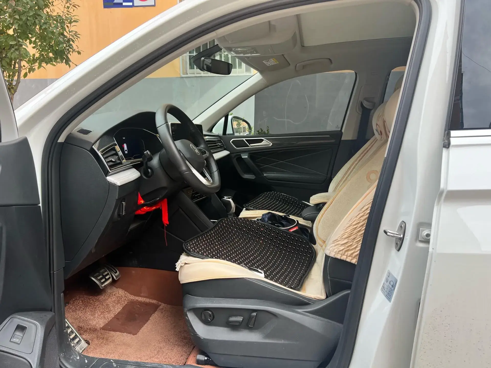 2024 VOLKSWAGEN TIGUAN thumbnail 3