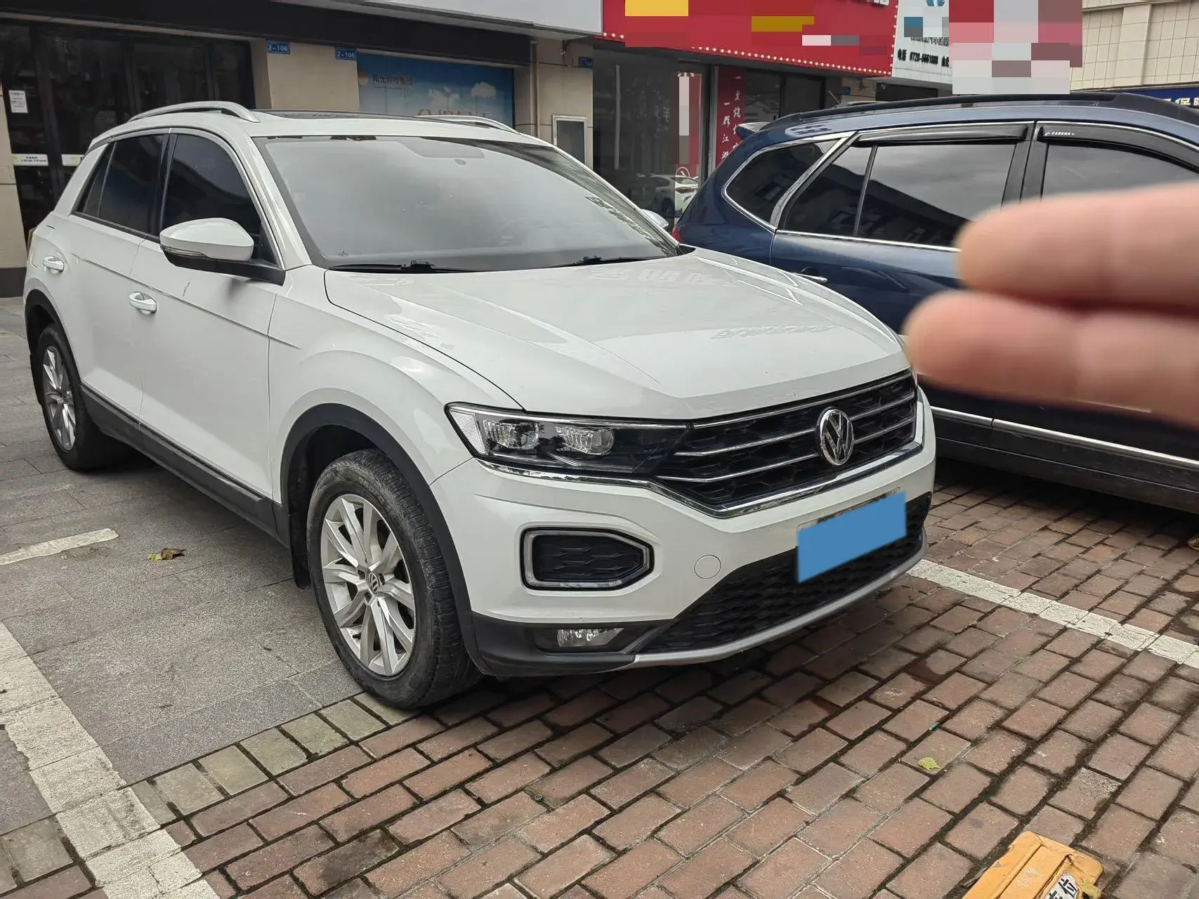2019 VOLKSWAGEN T-ROC thumbnail 2