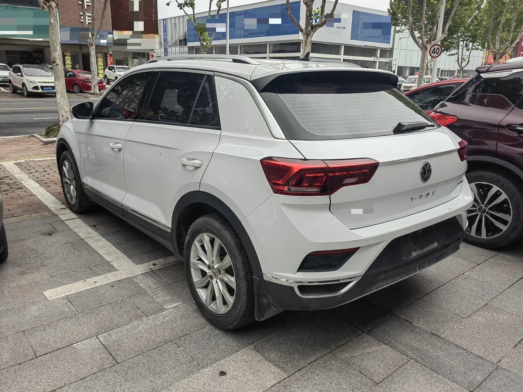 2019 VOLKSWAGEN T-ROC thumbnail 3