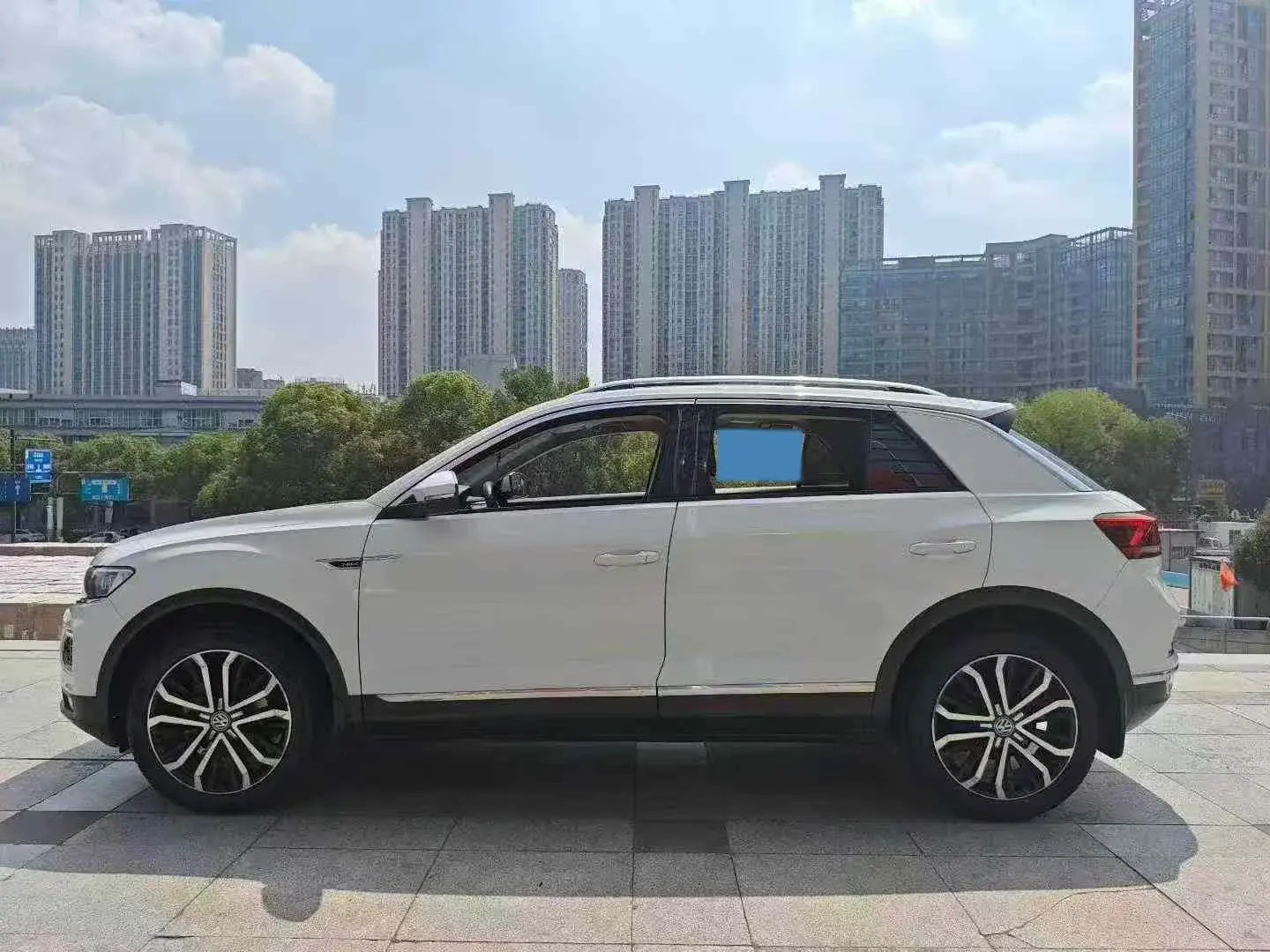 2019 VOLKSWAGEN T-ROC thumbnail 4