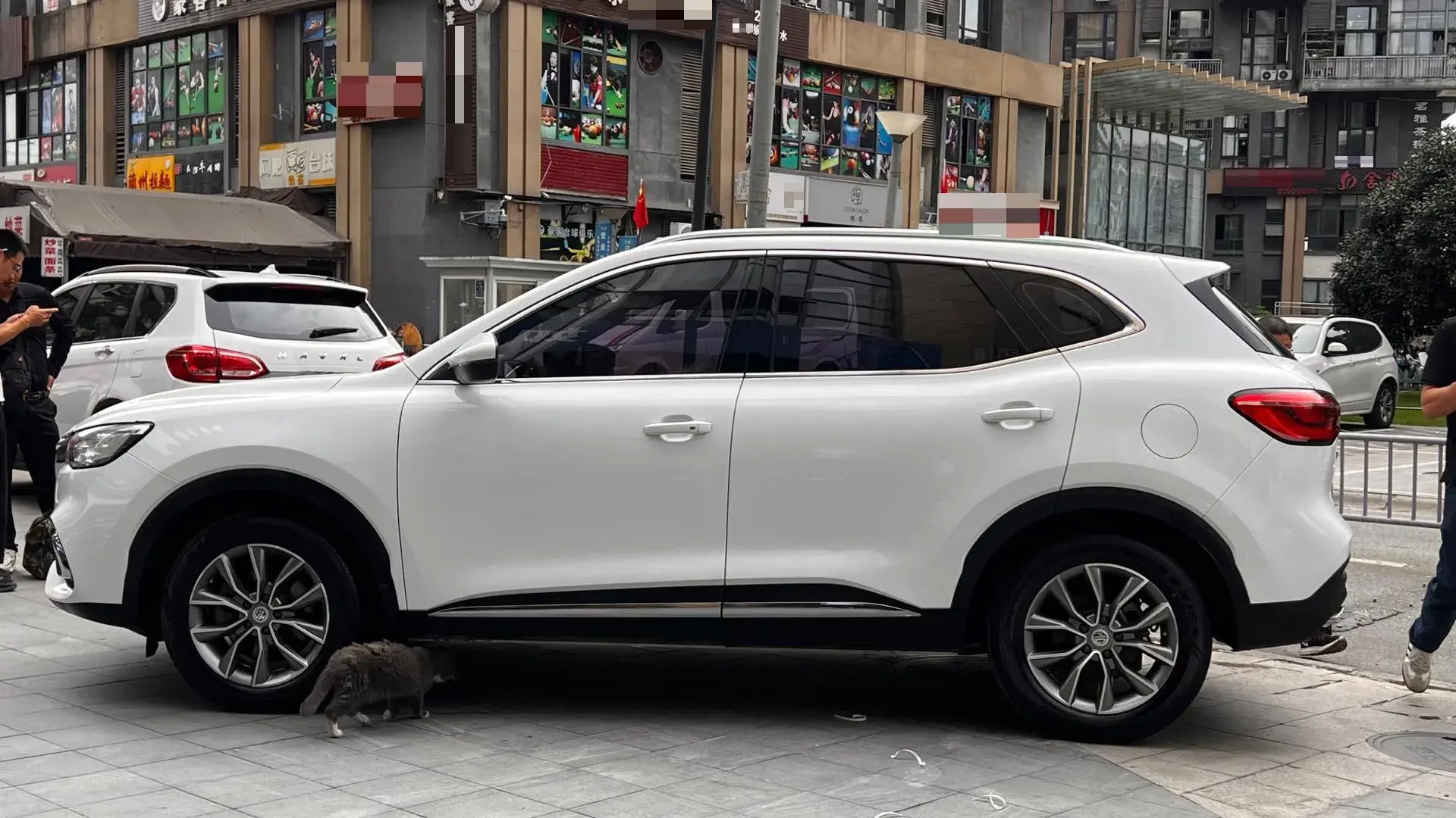 2018 MG HS thumbnail 2