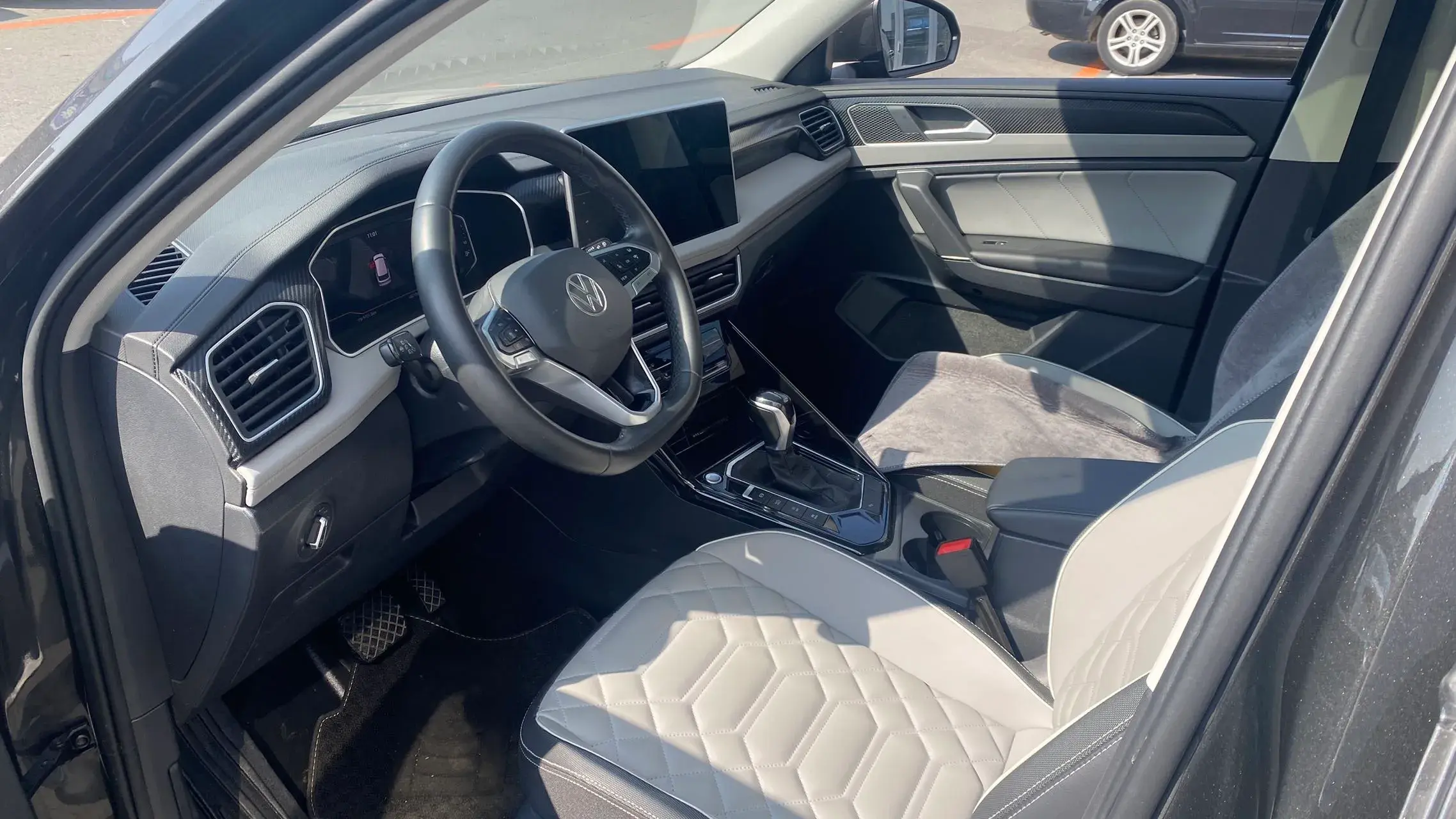 2022 VOLKSWAGEN TAYRON thumbnail 3