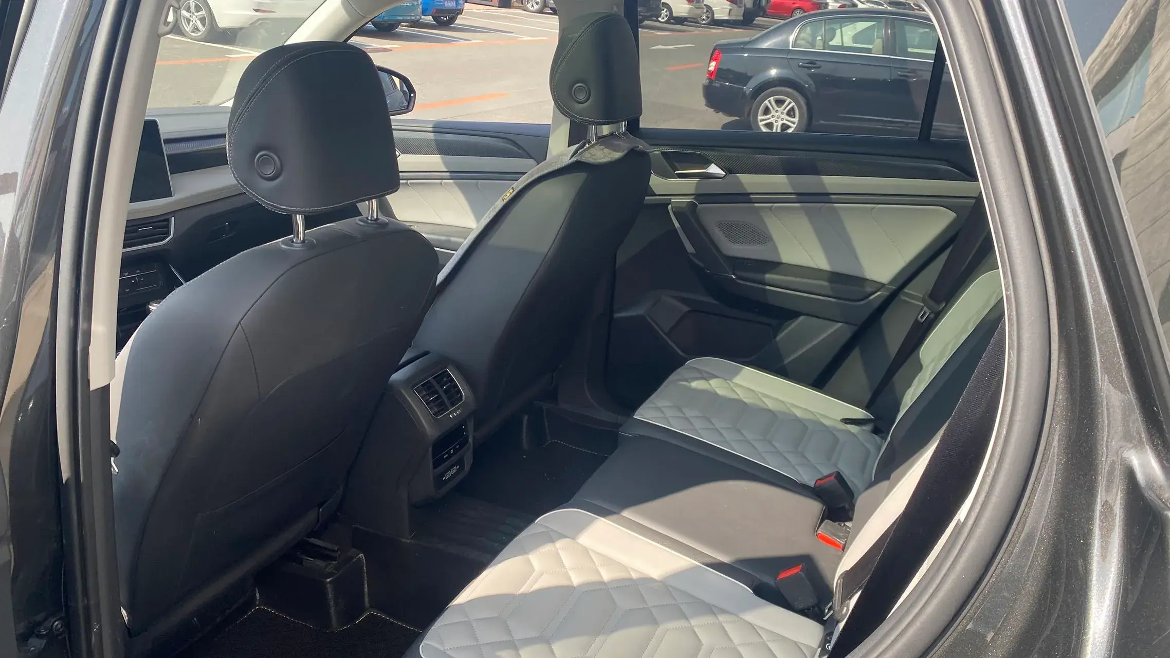 2022 VOLKSWAGEN TAYRON thumbnail 4