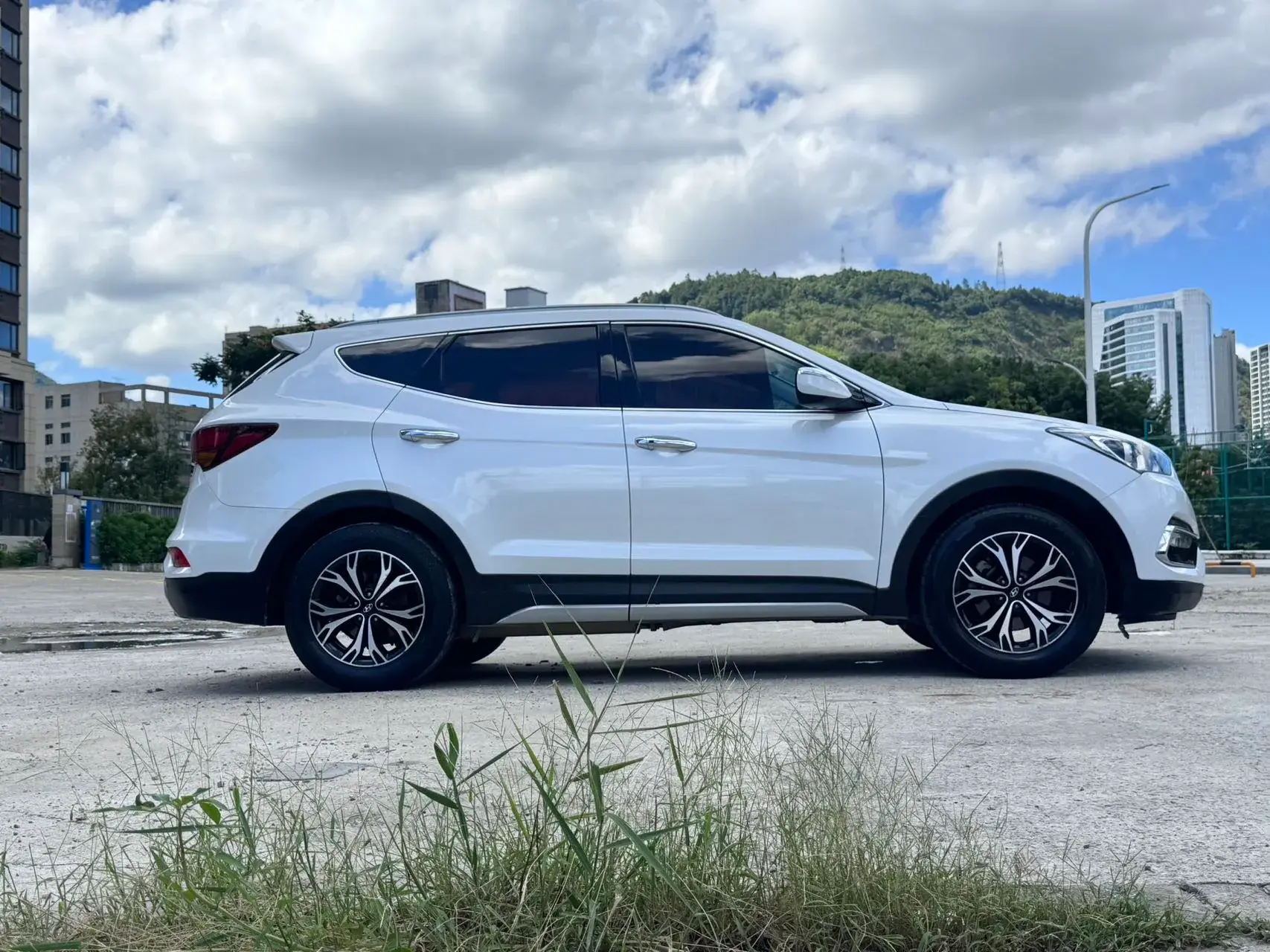 2017 HYUNDAI SANTAFE thumbnail 4