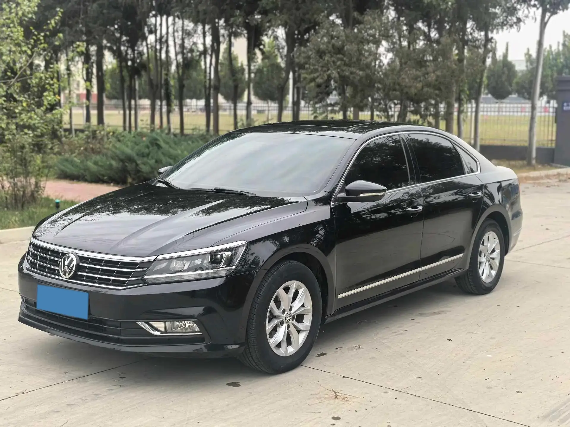 2015 VOLKSWAGEN PASSAT view 1