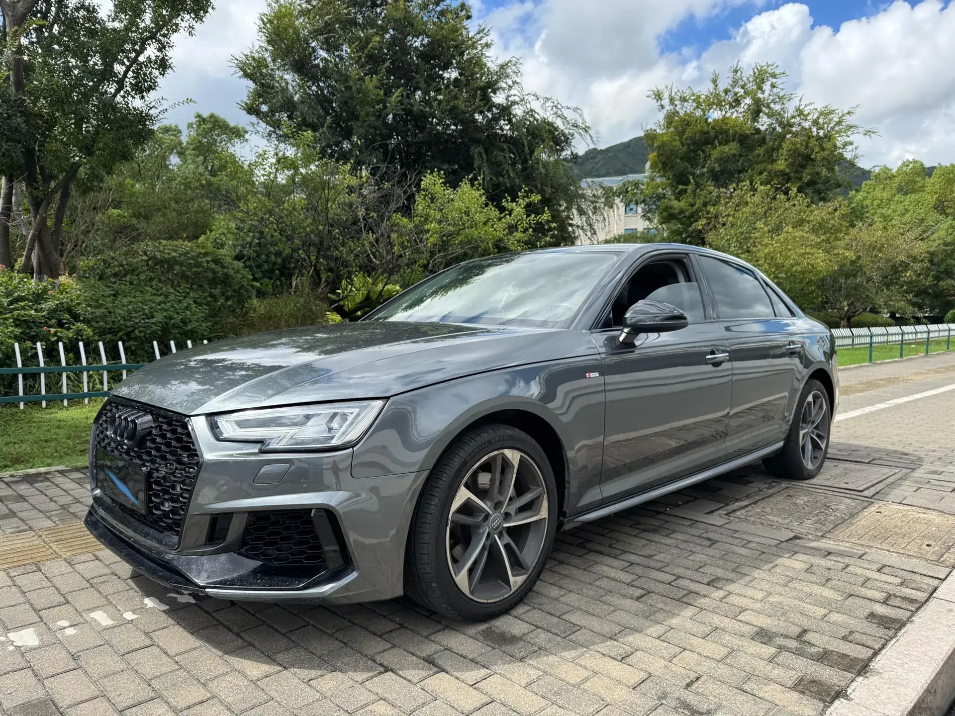 2019 AUDI A4L view 1
