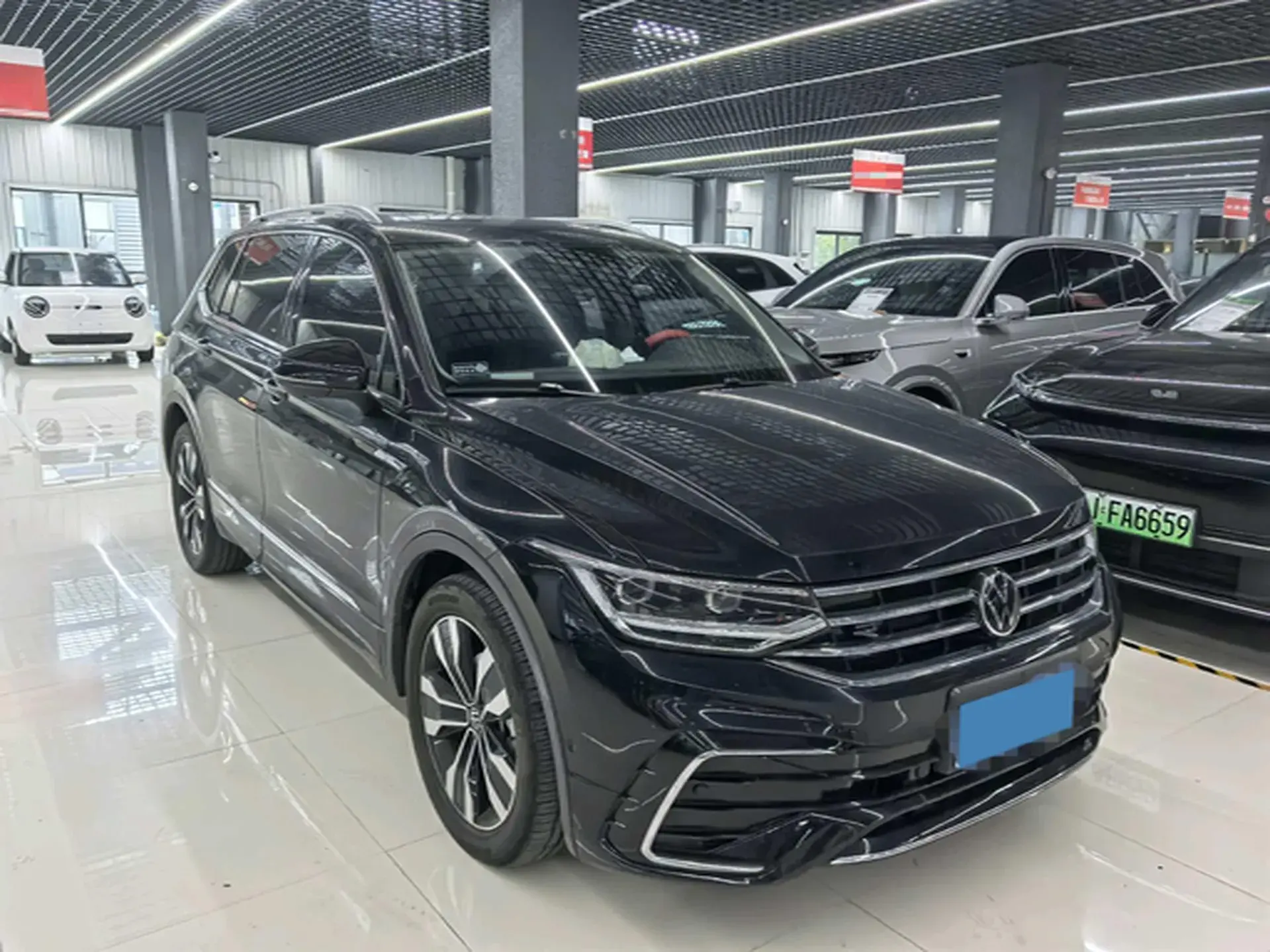 2024 VOLKSWAGEN TIGUAN thumbnail 3