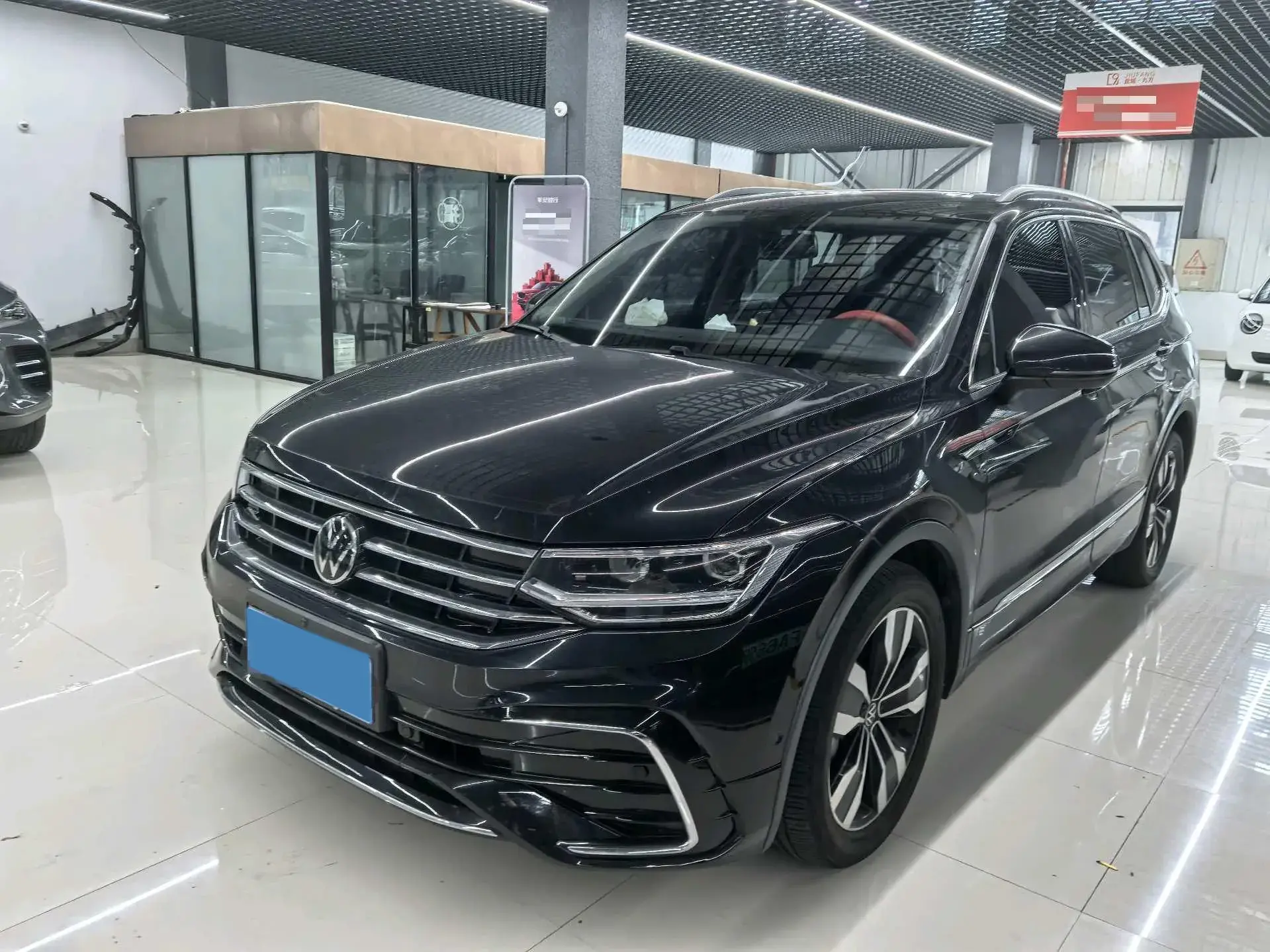 2024 VOLKSWAGEN TIGUAN view 1