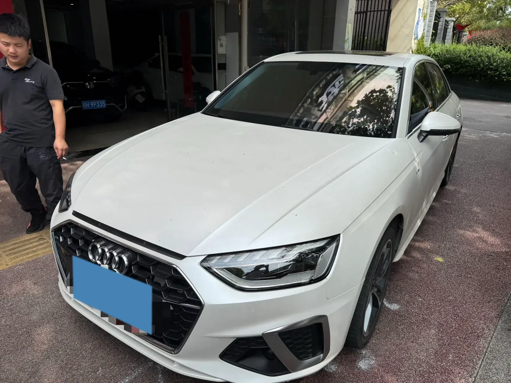 2023 AUDI A4L view 1