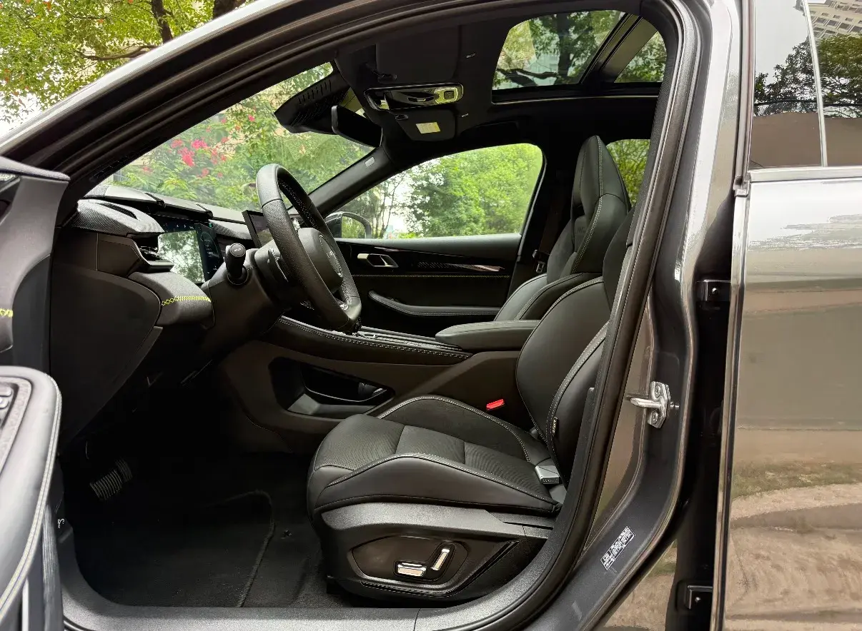 2023 LYNK&CO 03 thumbnail 3