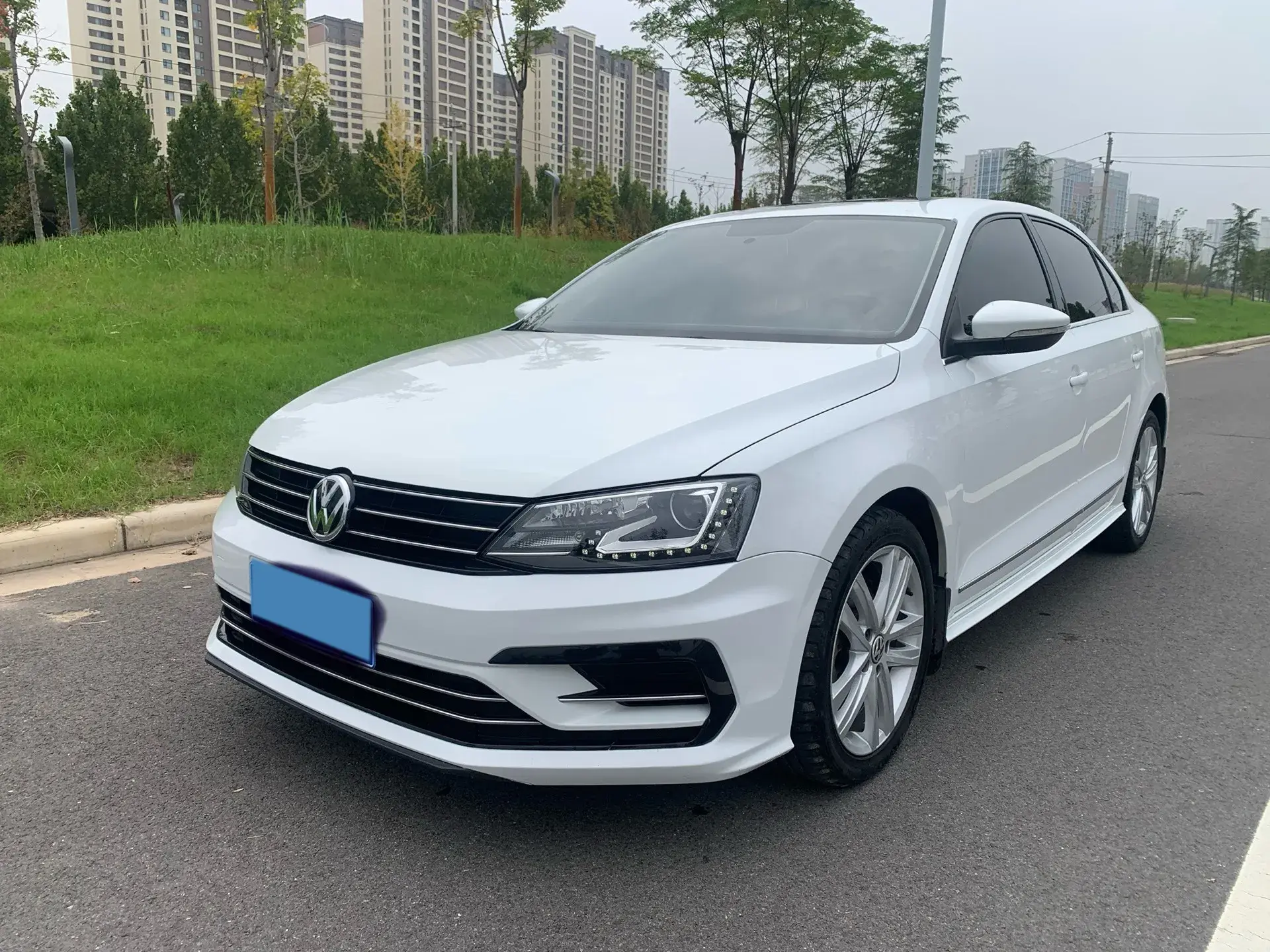 2018 VOLKSWAGEN SAGITAR view 1