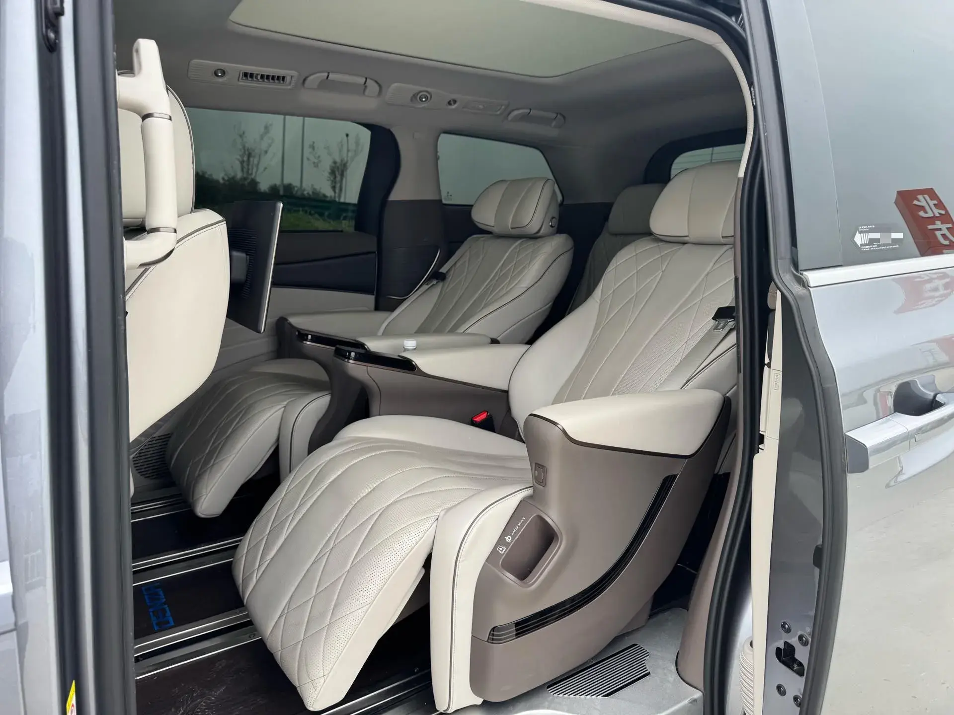 2022 DENZA D9 thumbnail 4