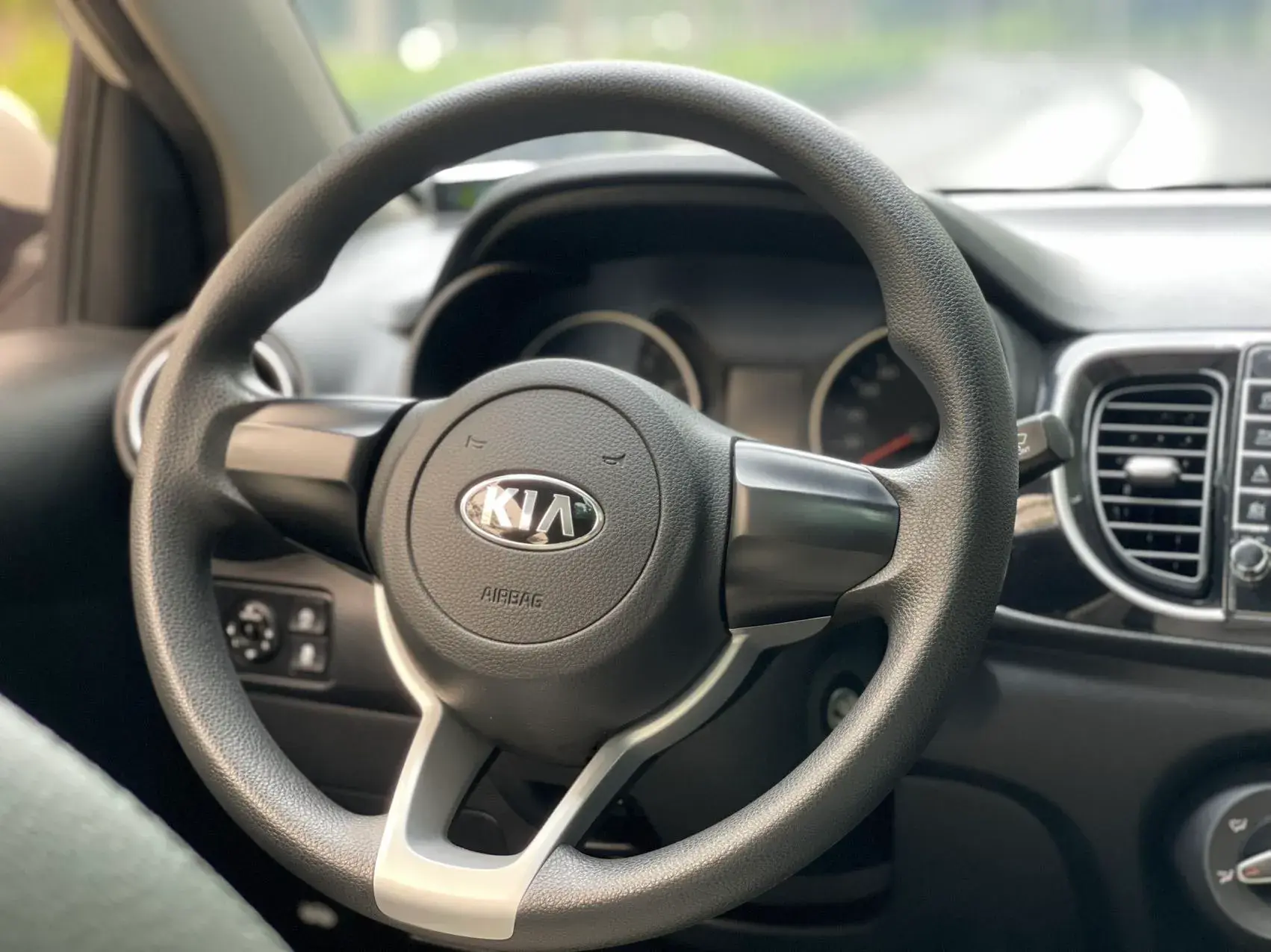 2017 KIA PEGAS thumbnail 4