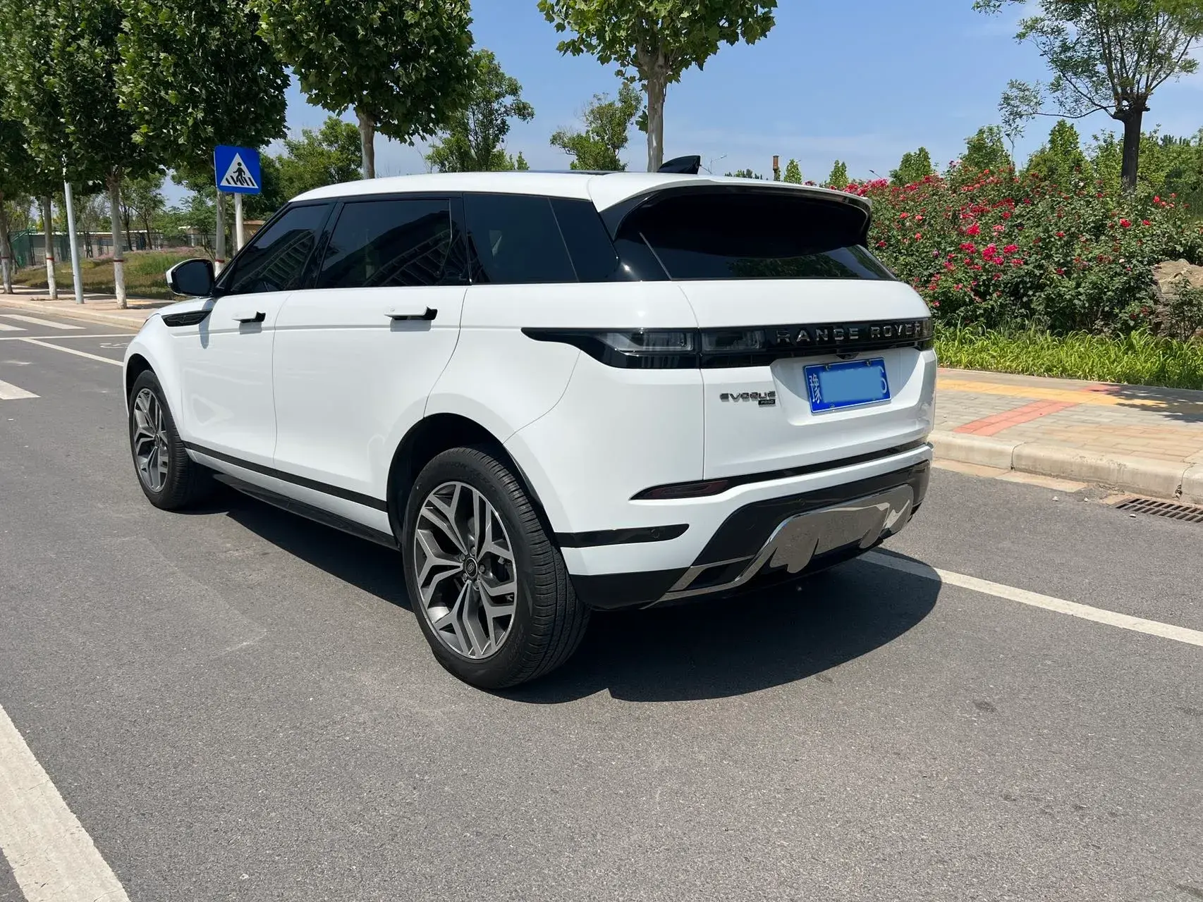 2023 LAND ROVER thumbnail 3