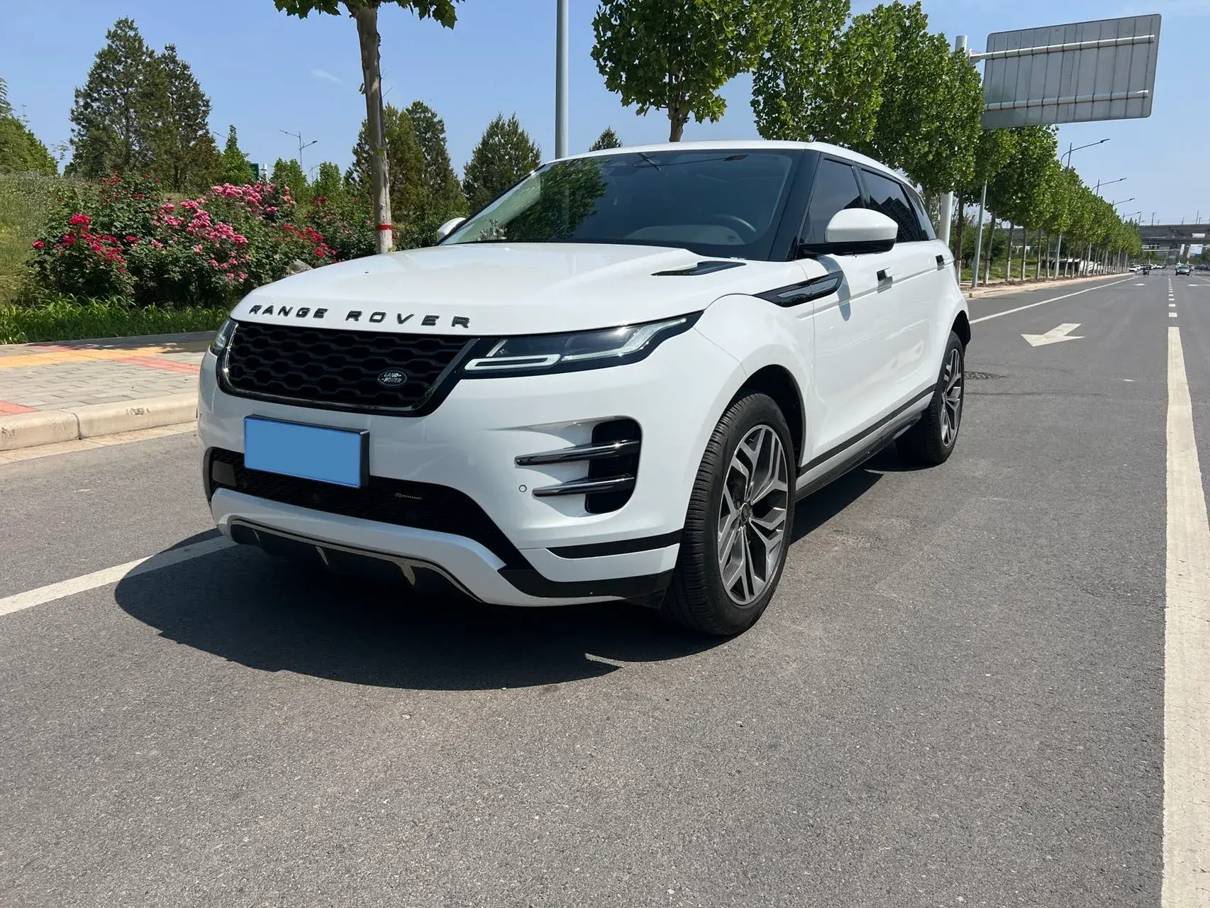 2023 LAND ROVER view 1