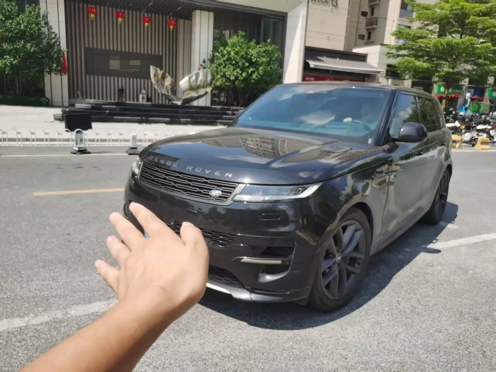 2023 LAND ROVER view 1