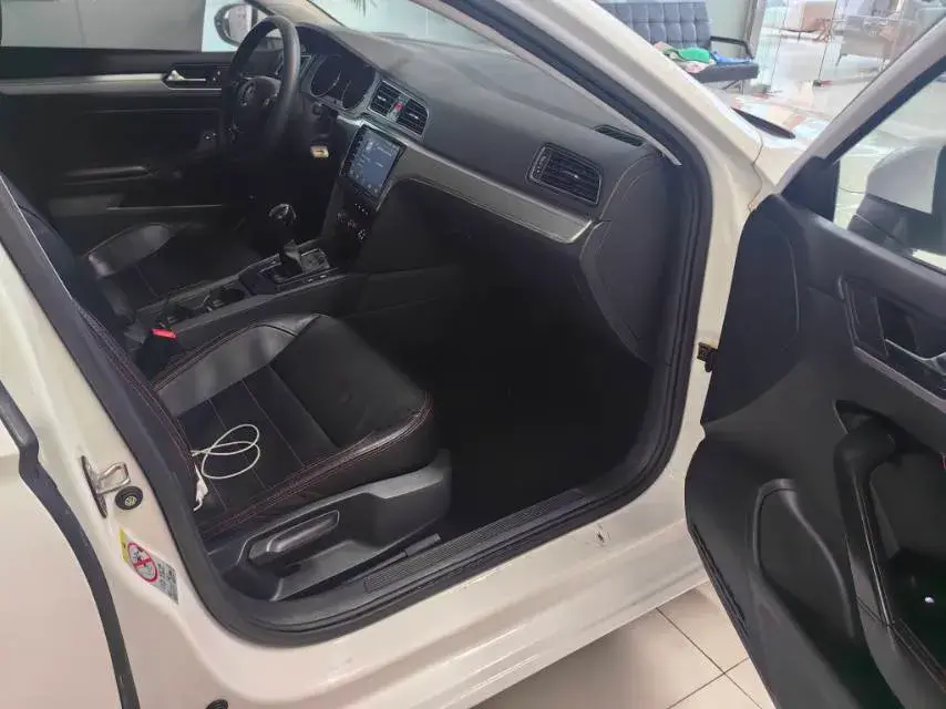 2018 VOLKSWAGEN LAMANDO thumbnail 2