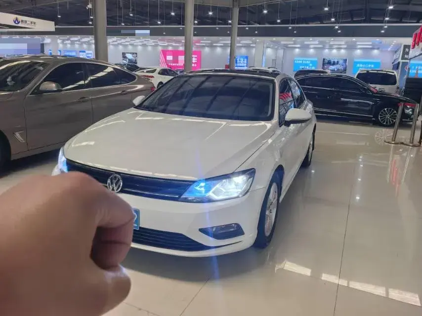 2018 VOLKSWAGEN LAMANDO view 1