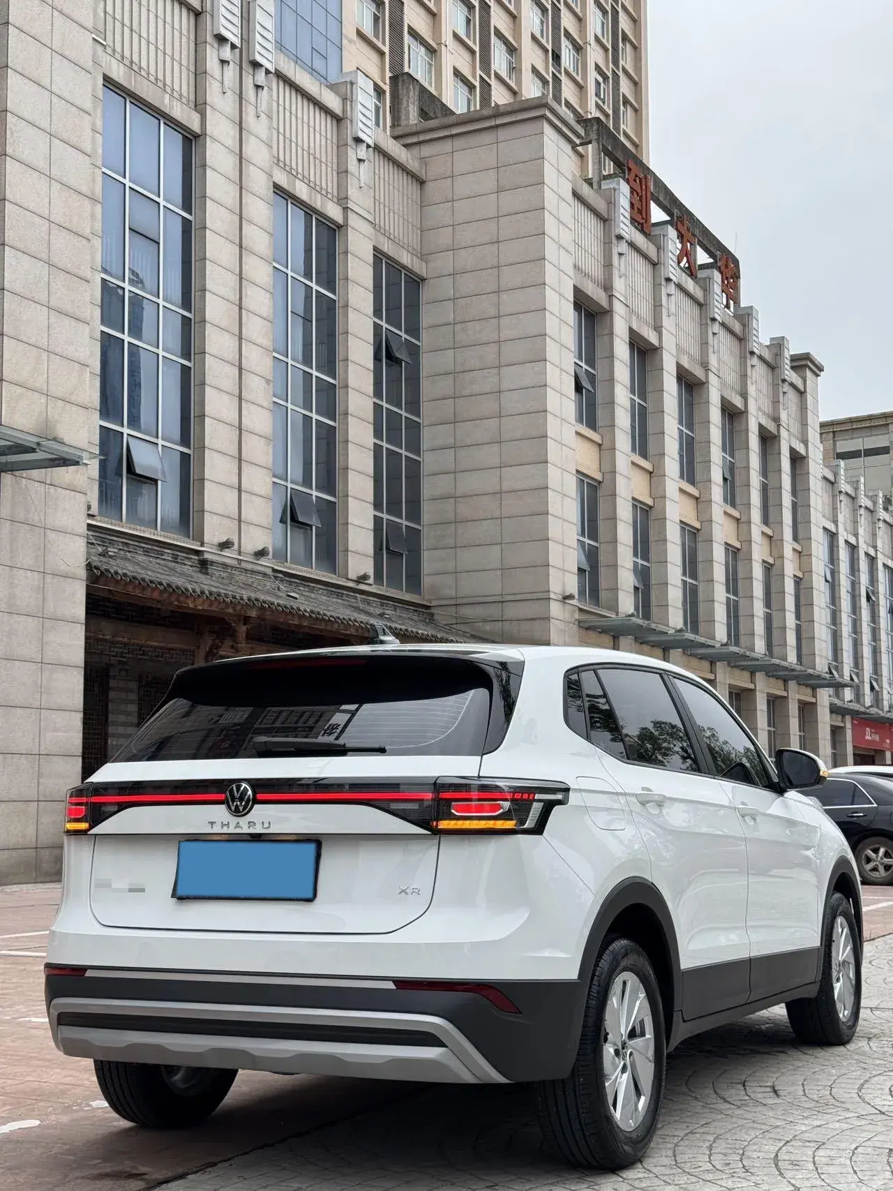 2025 VOLKSWAGEN THARU thumbnail 3