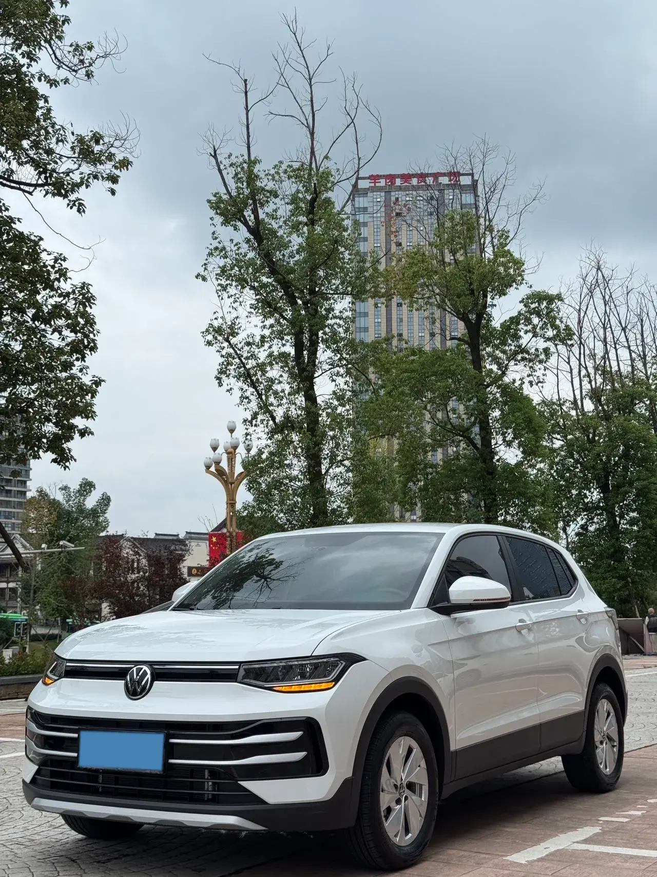 2025 VOLKSWAGEN THARU view 1