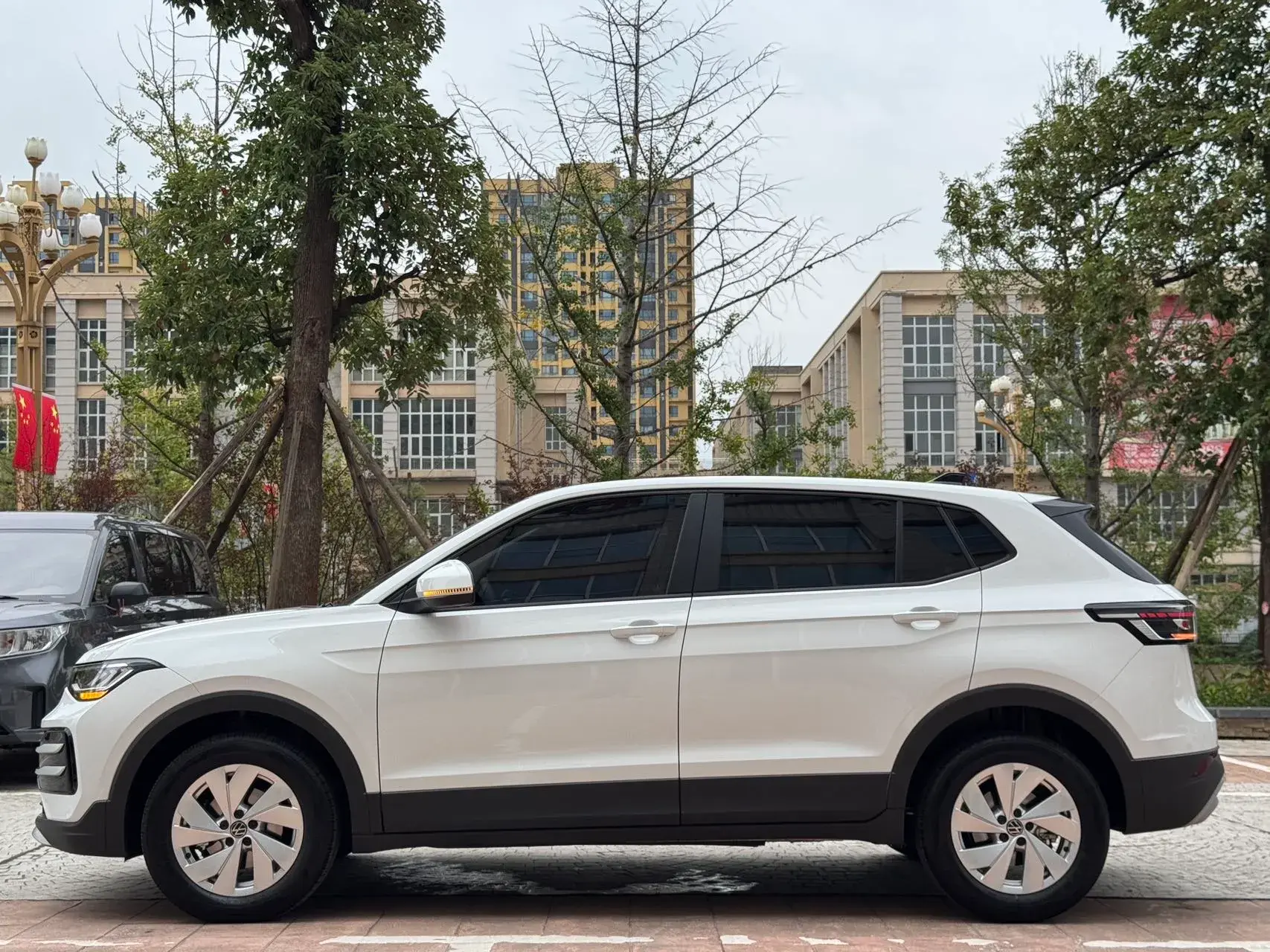 2025 VOLKSWAGEN THARU thumbnail 4