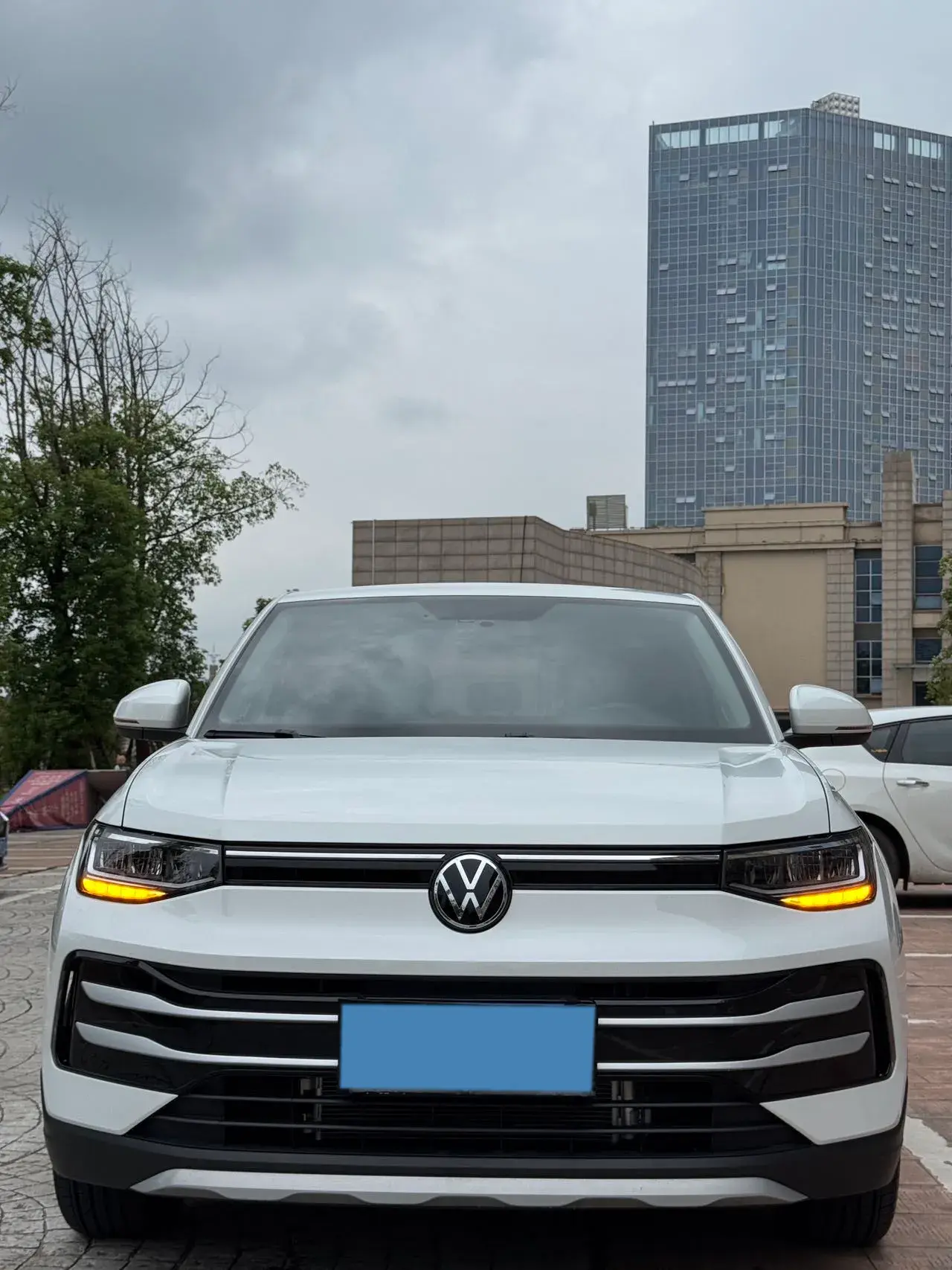 2025 VOLKSWAGEN THARU thumbnail 2