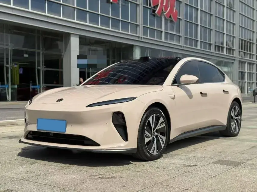 2022 NIO ET5 view 1