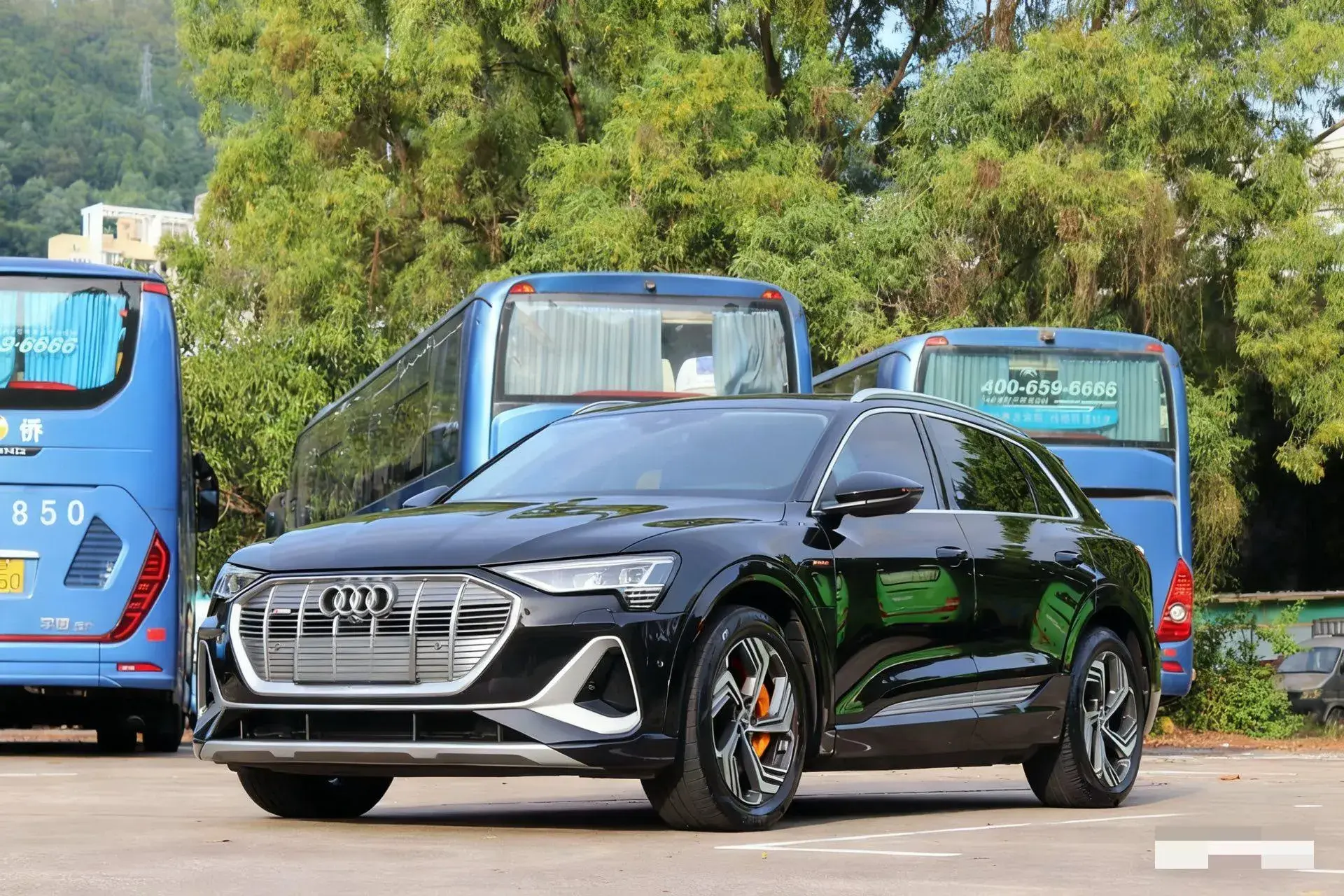 2021 AUDI E-TRON view 1