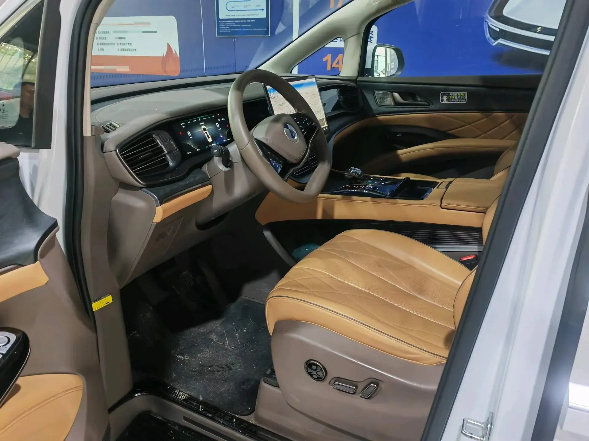 2022 DENZA D9 thumbnail 2