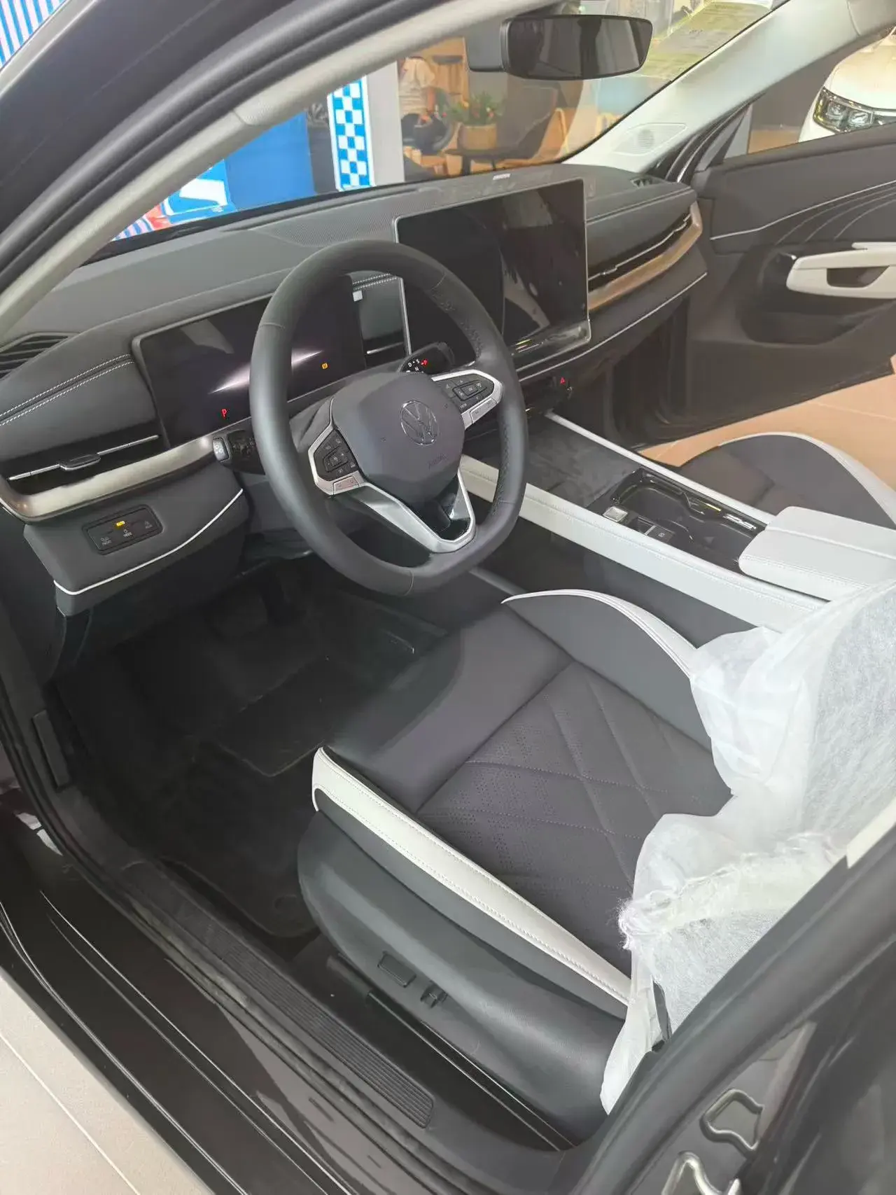 2023 VOLKSWAGEN SAGITAR thumbnail 3