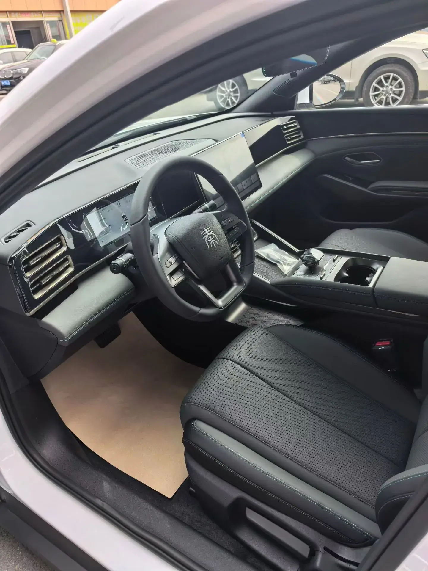 2025 BYD QINL thumbnail 3