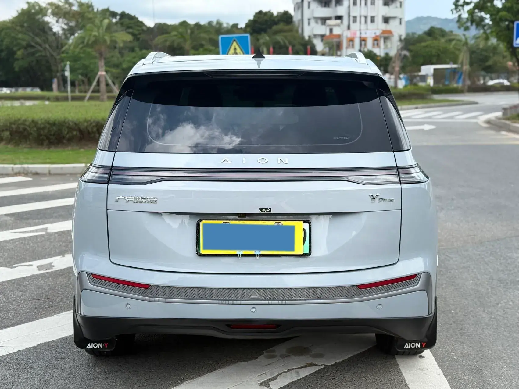 2023 AION Y thumbnail 4