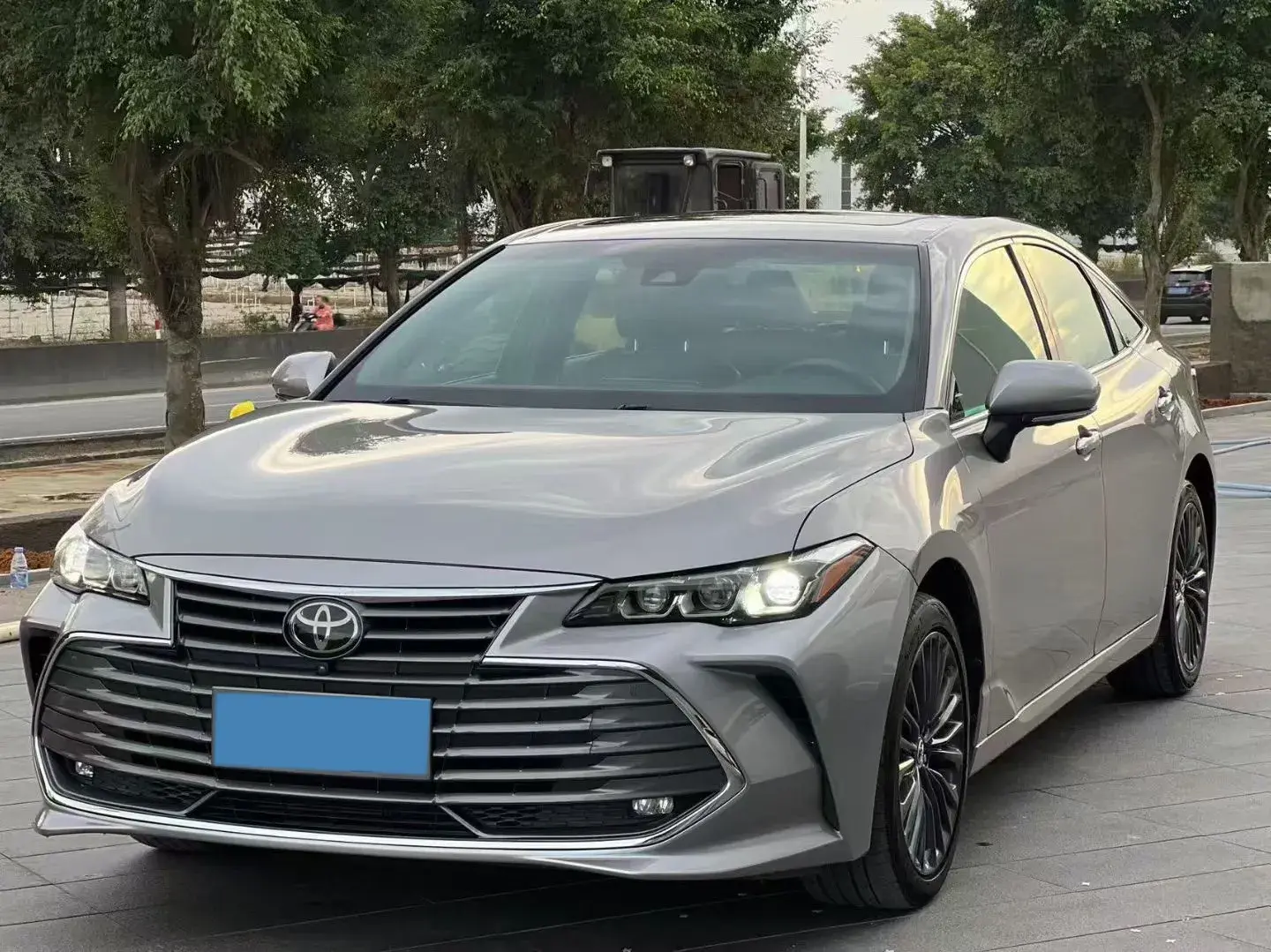 2019 TOYOTA AVALON view 1