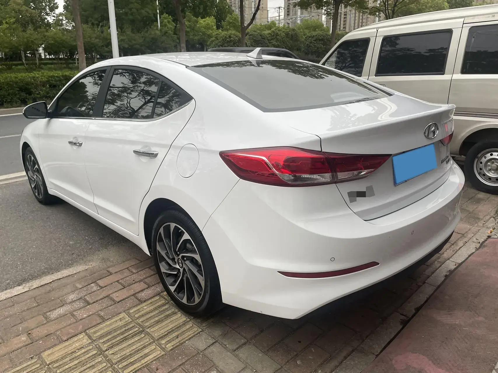 2019 HYUNDAI ELANTRA thumbnail 4