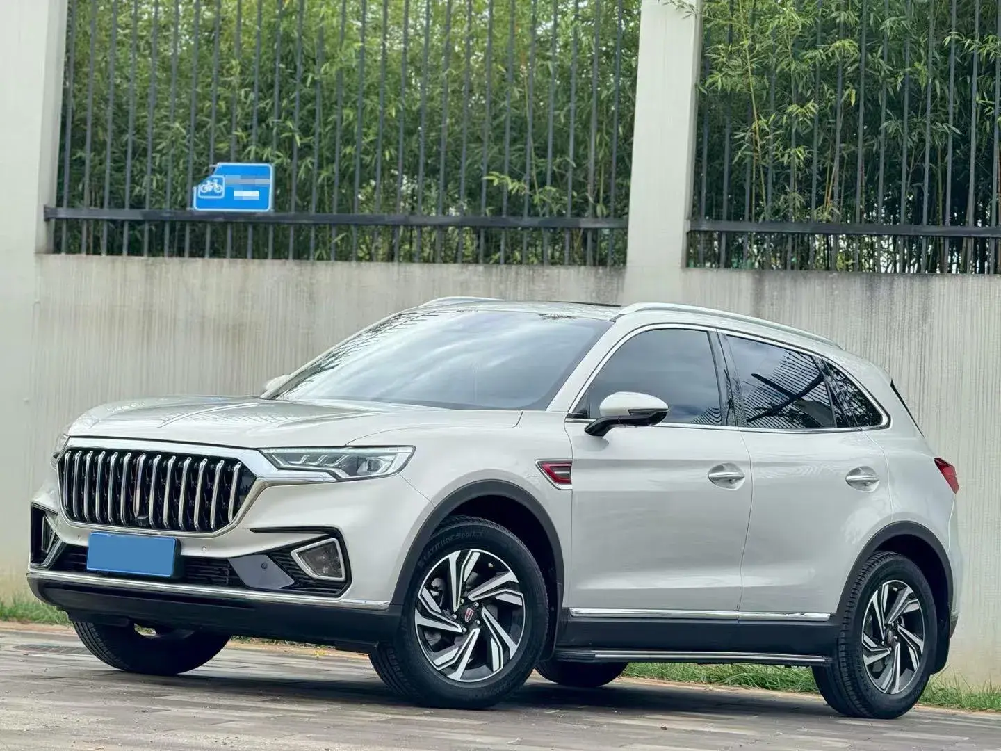 2022 HONGQI HS5 view 1