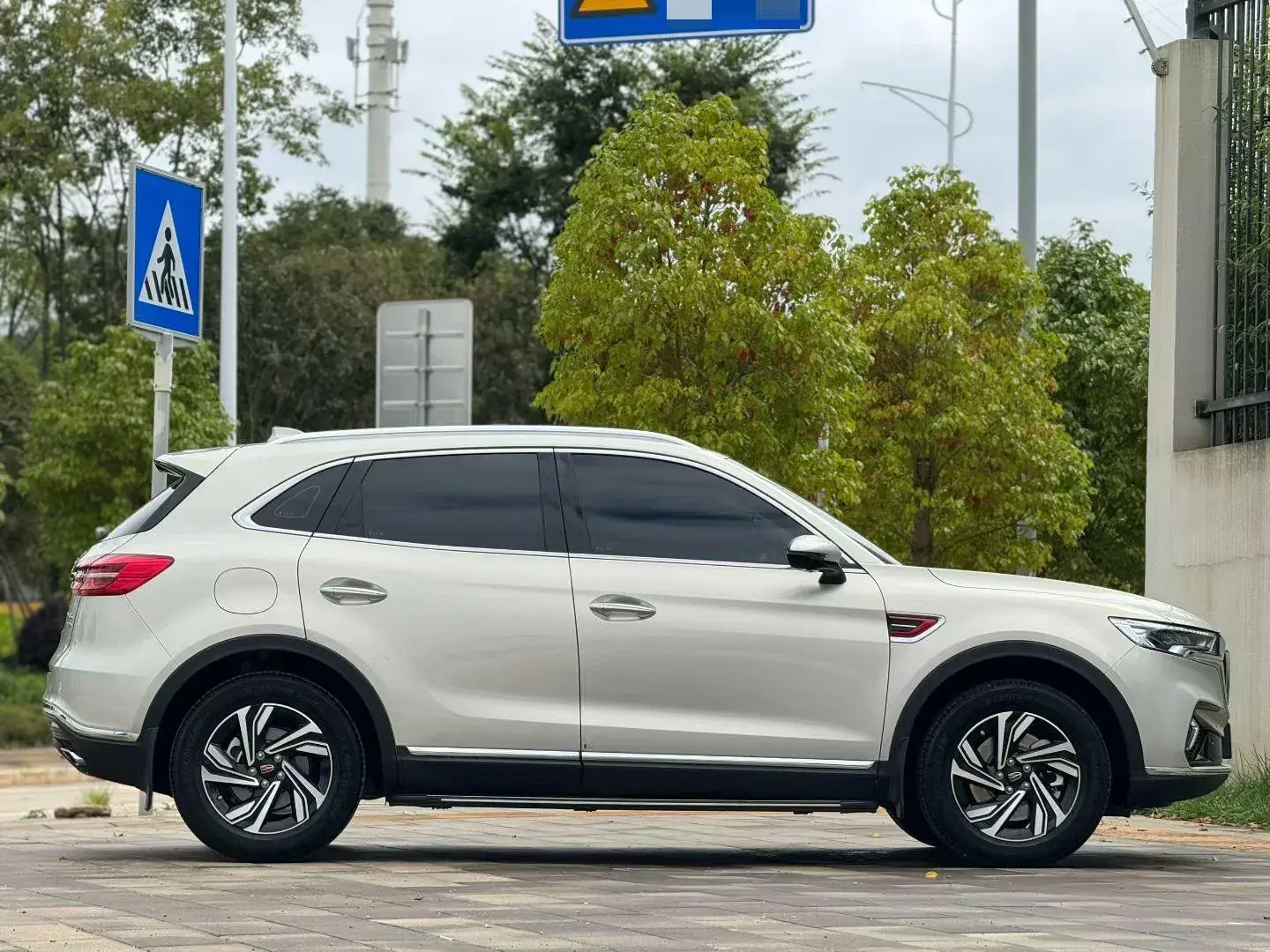 2022 HONGQI HS5 thumbnail 4