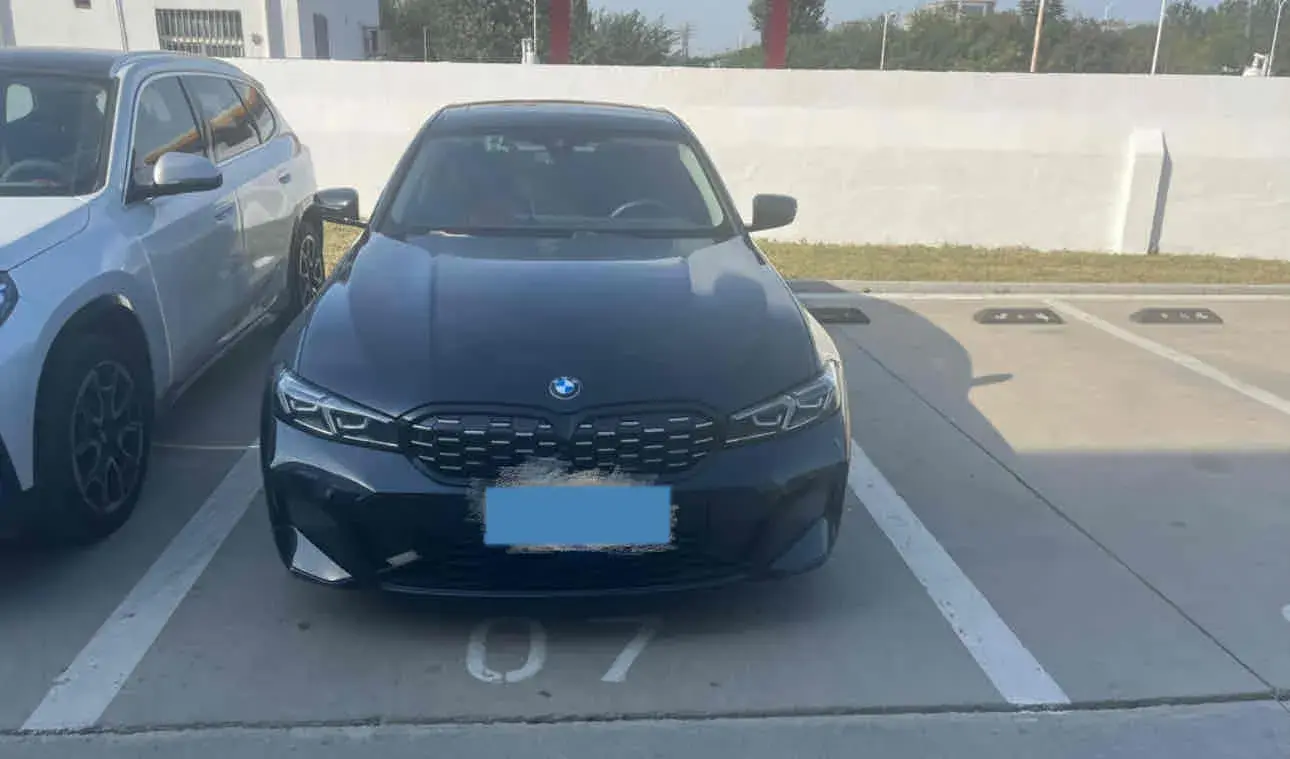 2024 BMW 3 thumbnail 2